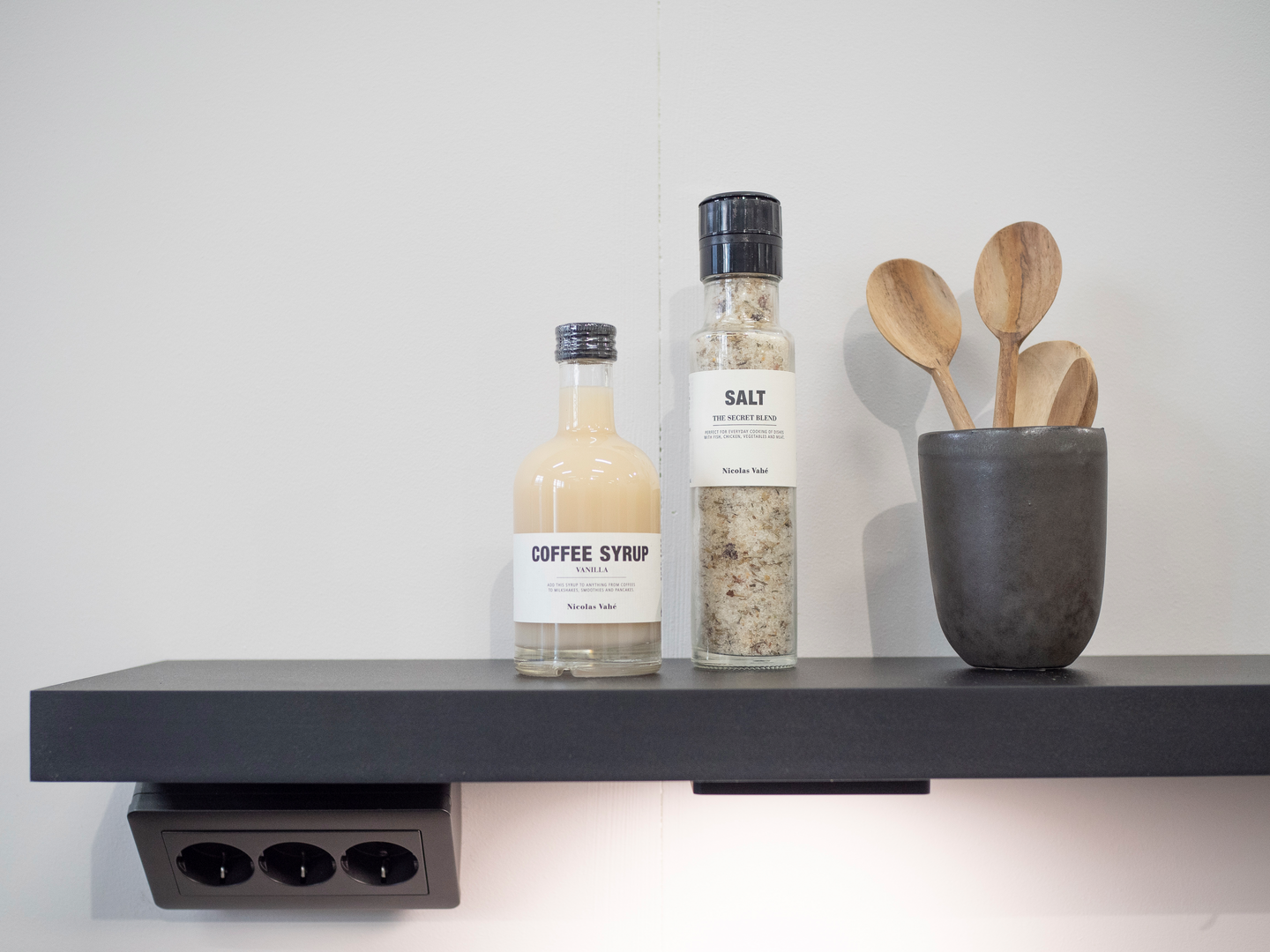 Pistorasia Schneider Electric Exxact 3-osainen kulma antrasiitti