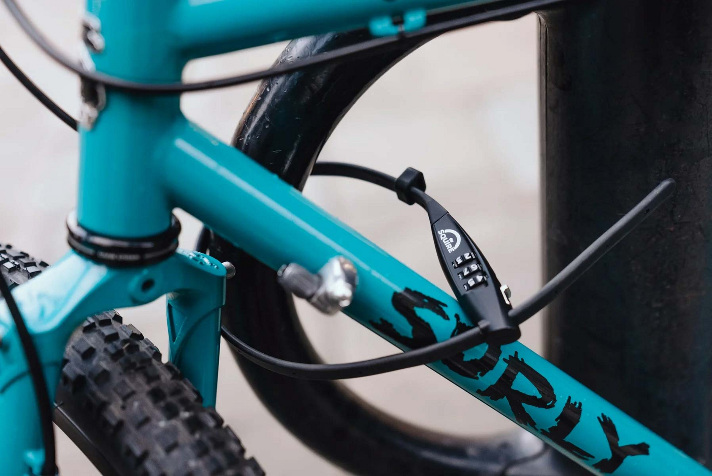 Kaapelilukko koodilla Squire Straplok musta