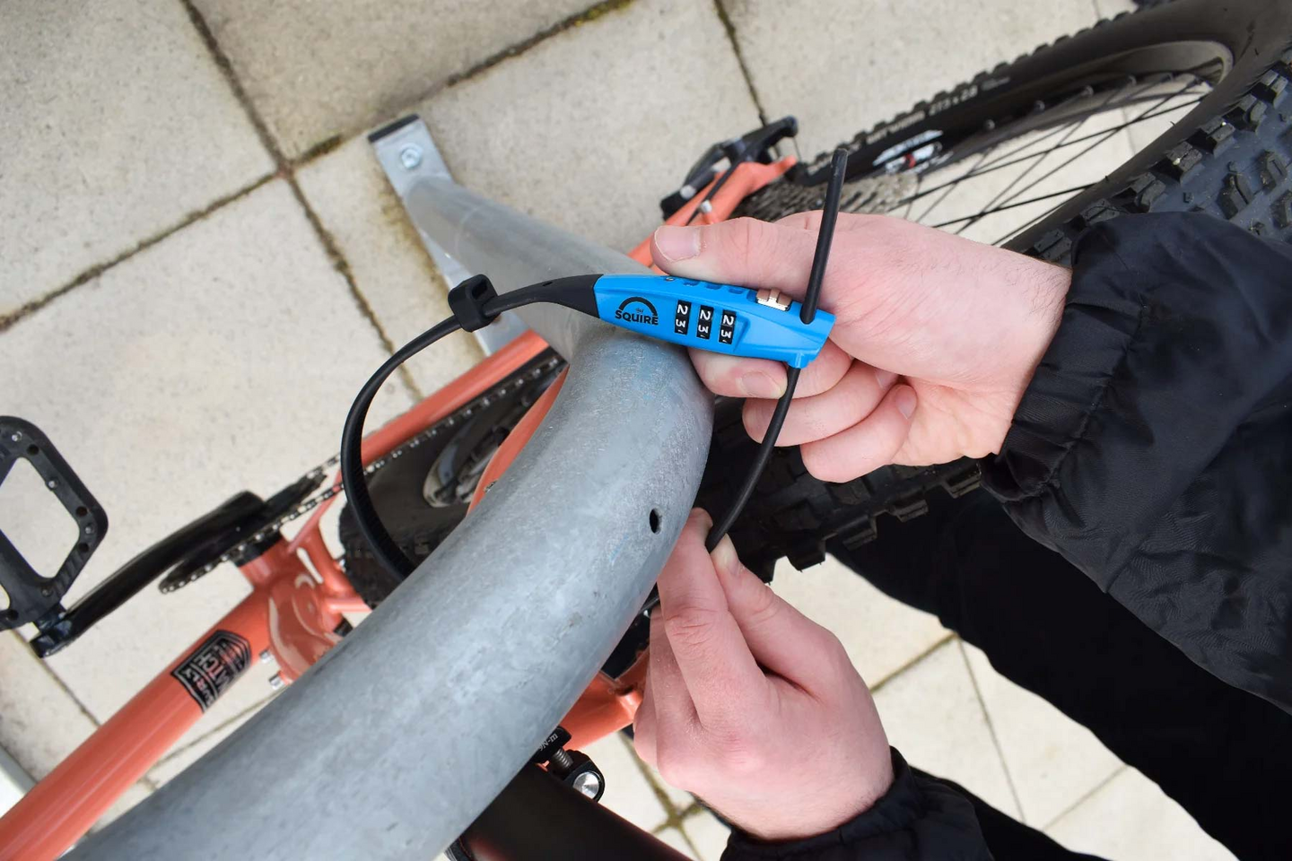 Kaapelilukko Squire Straplok koodilla sininen