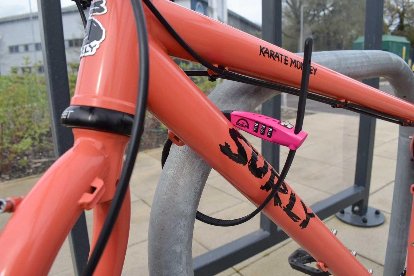 Kaapelilukko Squire Straplok koodilla pinkki