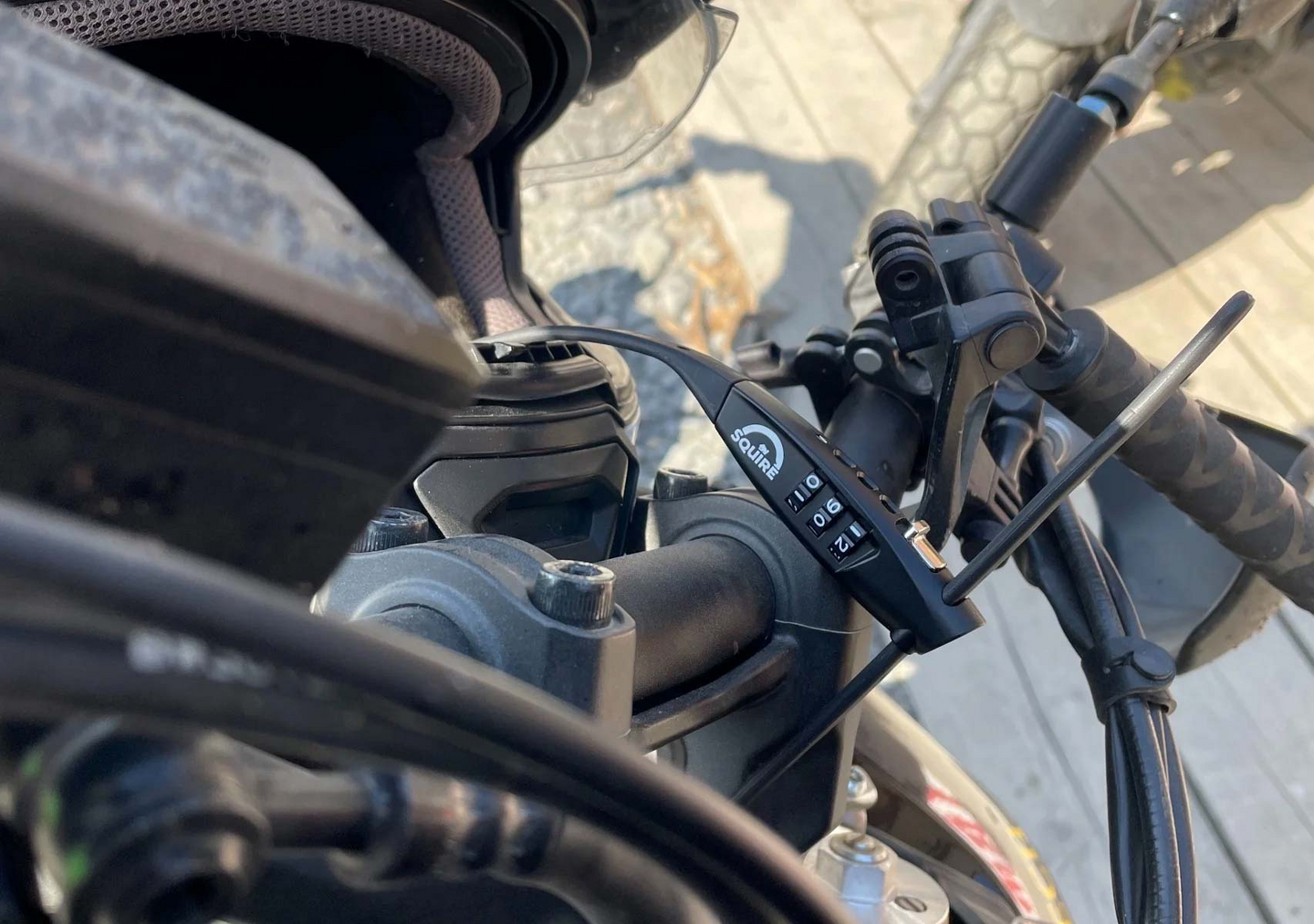 Kaapelilukko koodilla Squire Straplok musta