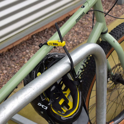 Kaapelilukko Squire Straplok koodilla keltainen