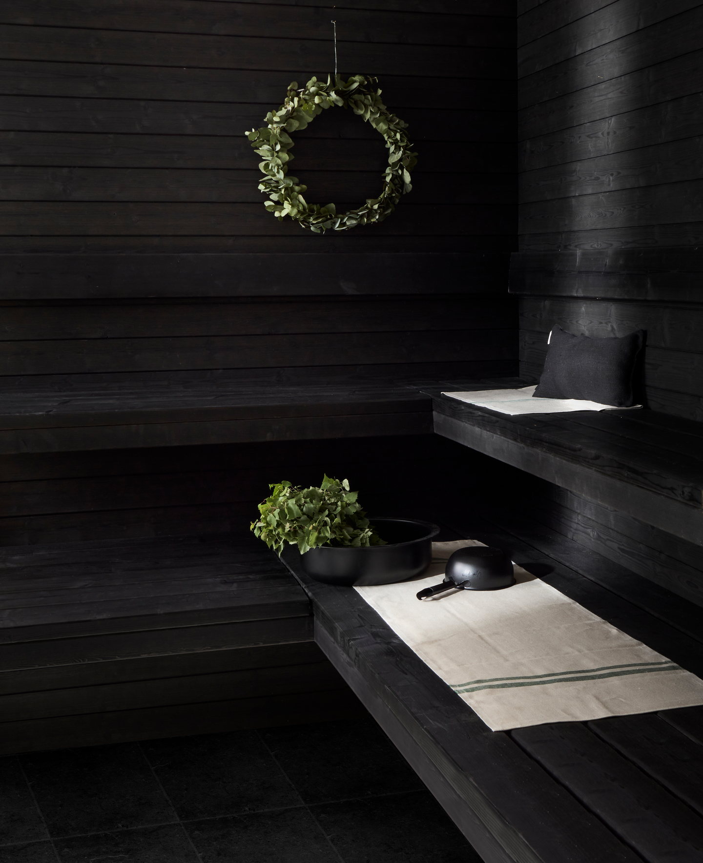 Saunapaneeli Cello Purmo 14x120x2070 kuusi STS4 päätypontattu musta harjattu