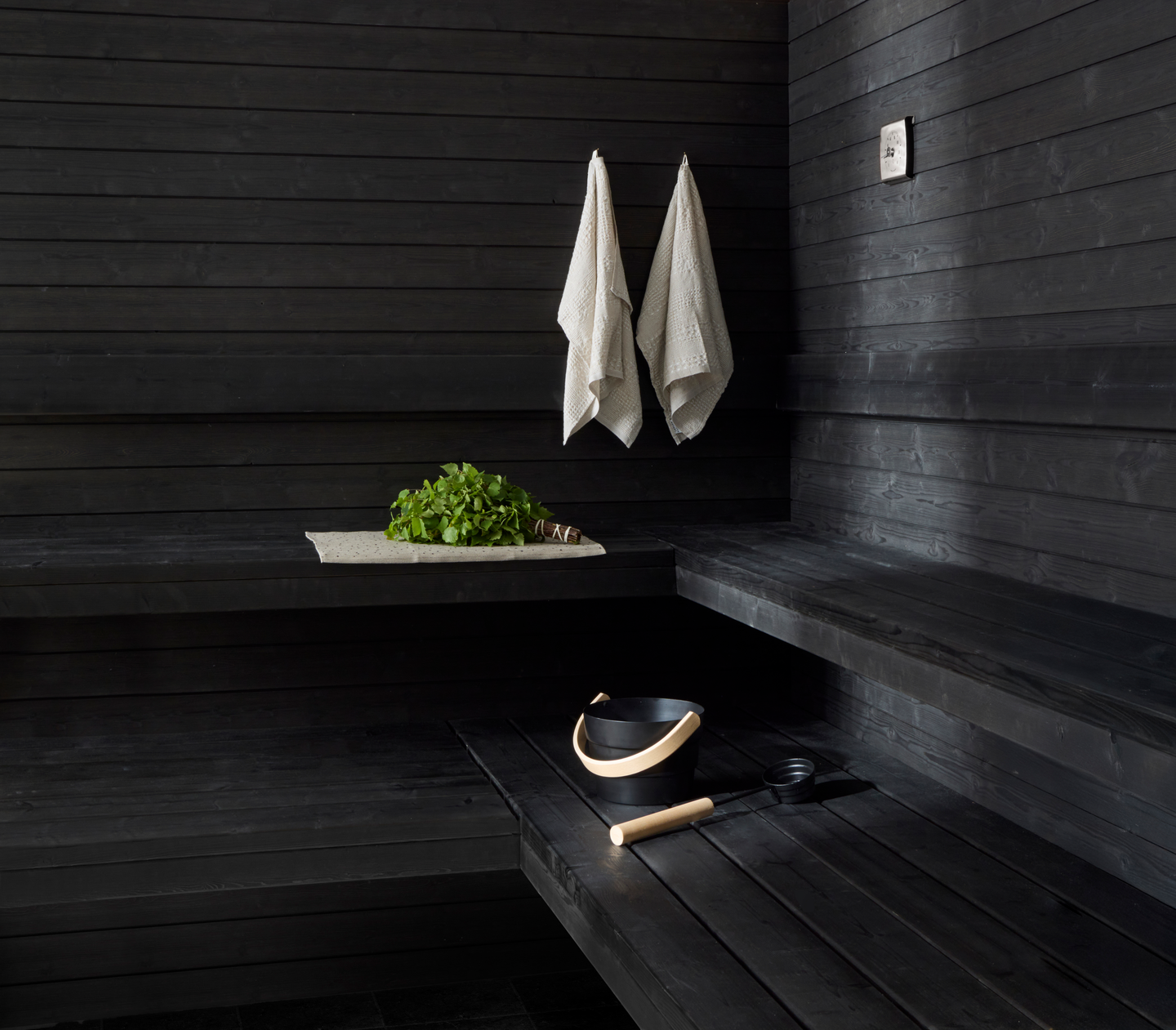 Saunapaneeli Cello Purmo 14x120x2070 kuusi STS4 päätypontattu musta harjattu