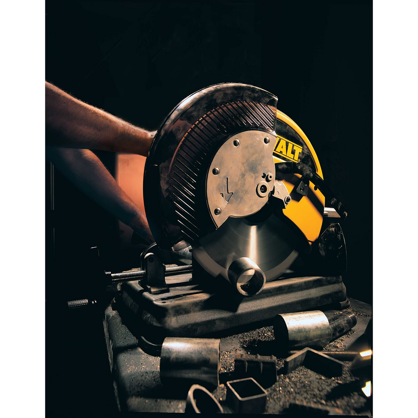 Metallinkatkaisusaha Dewalt DW872 2200W