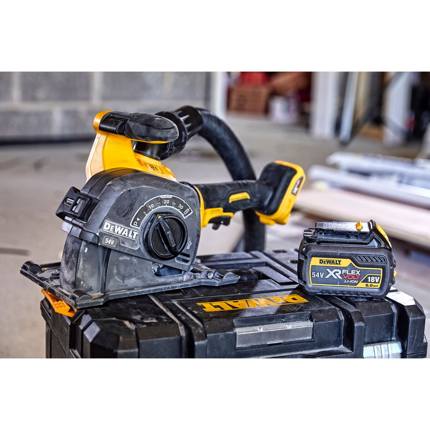 Akkuseinäurajyrsin DeWalt DCG200T2