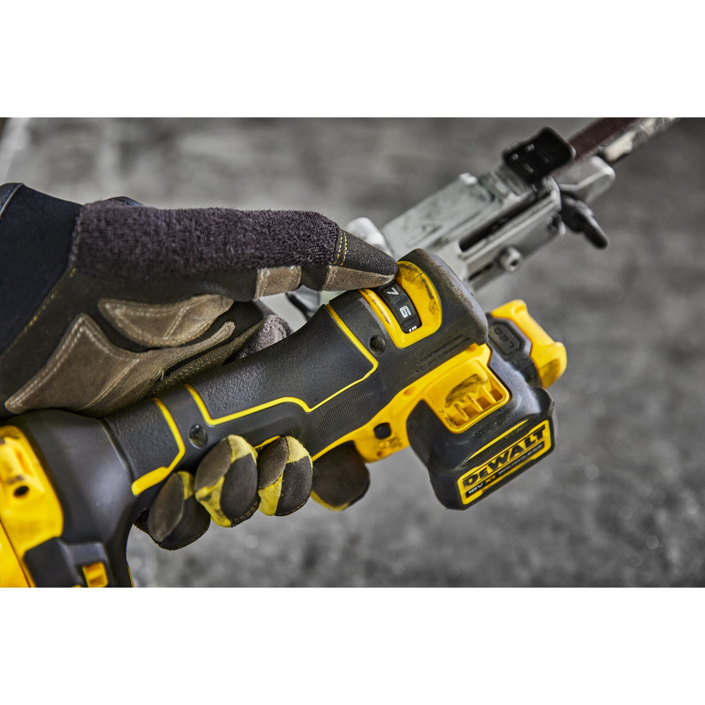 Akkunauhahiomakone DeWalt DCM200N 18V XR runko