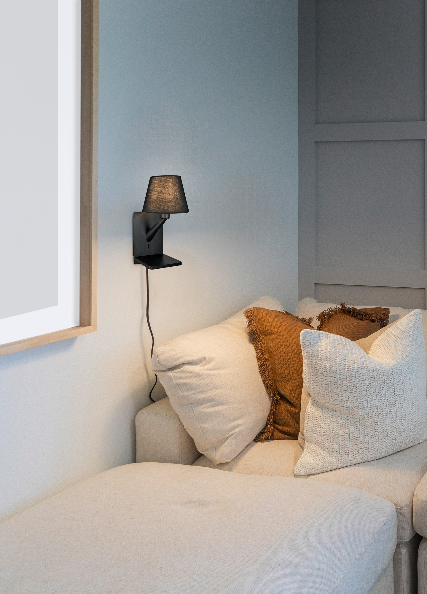 Seinävalaisin TRIO Comfort E14 mattamusta latausasemalla