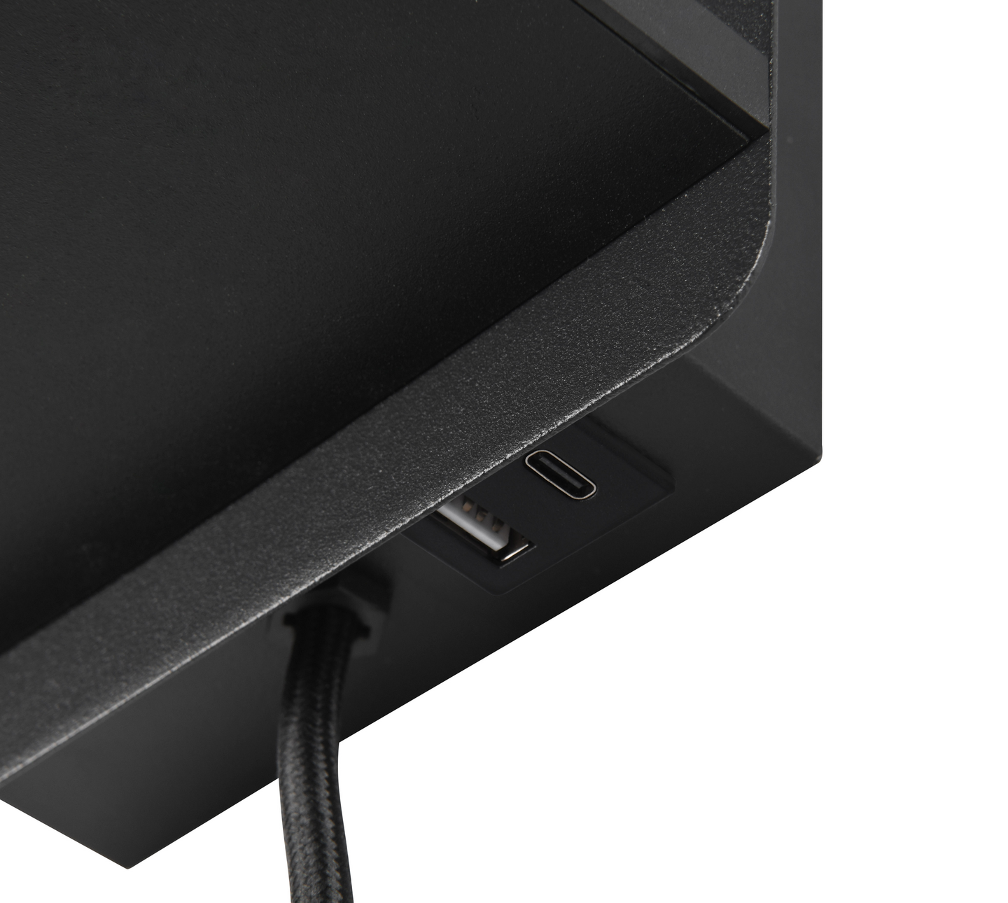 Seinävalaisin TRIO Comfort E14 mattamusta latausasemalla