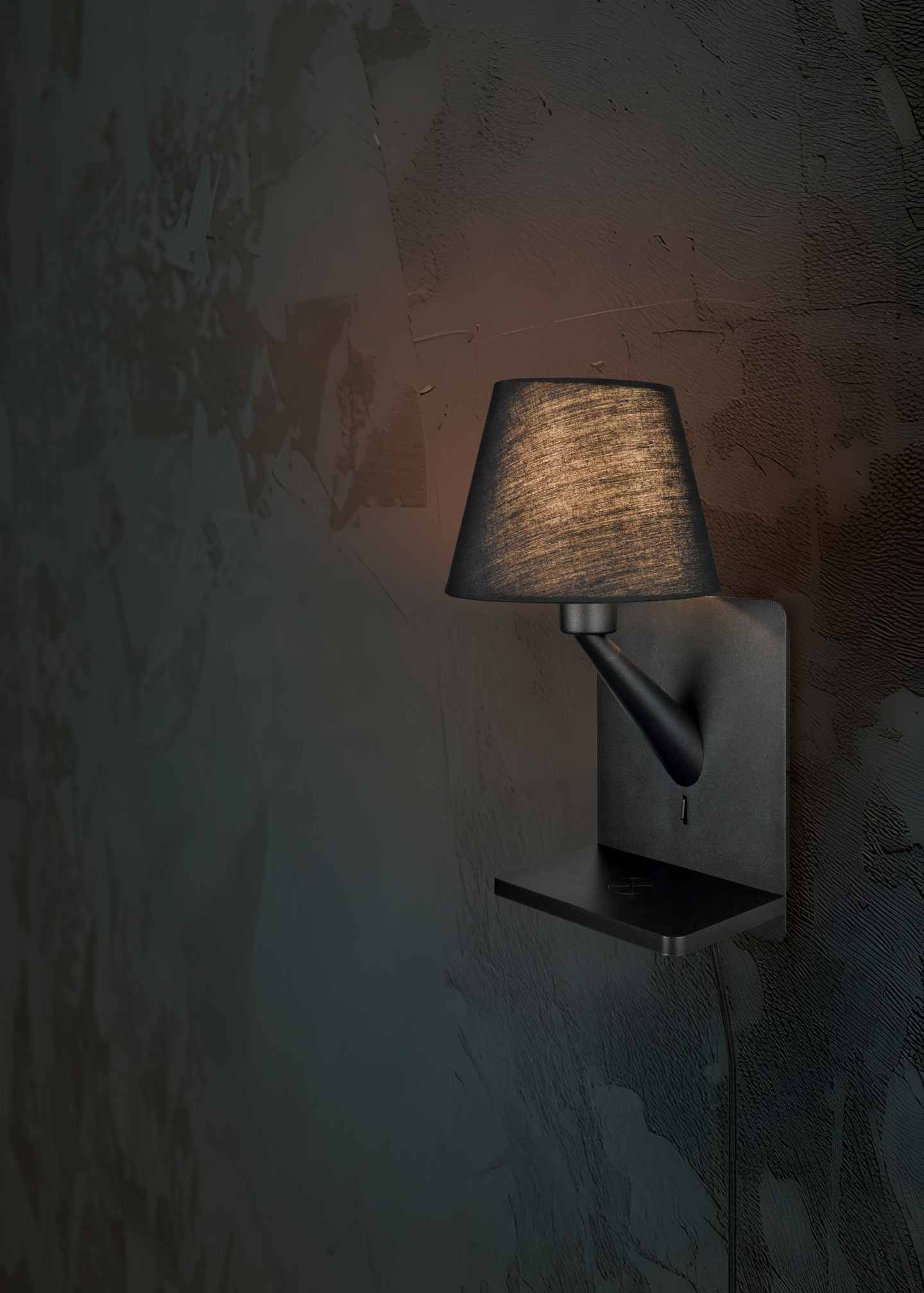 Seinävalaisin TRIO Comfort E14 mattamusta latausasemalla