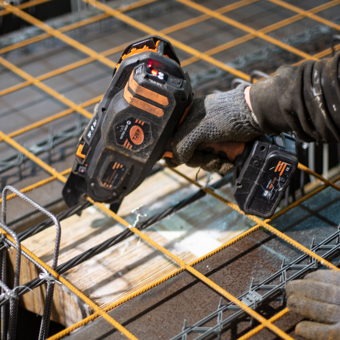 Surrikone TJEP Ultra Grip 58 2x4,0Ah ja laturi