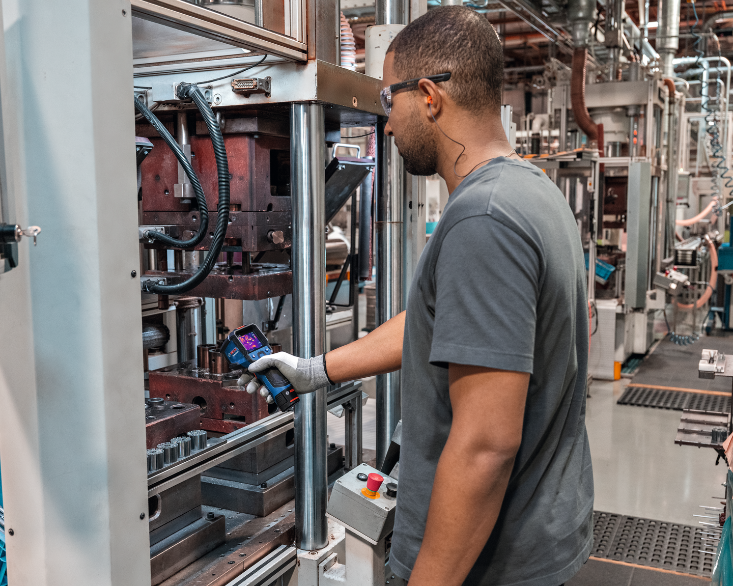 Lämpökamera Bosch GTC 12V-450-13 1x2Ah ja L-Boxx