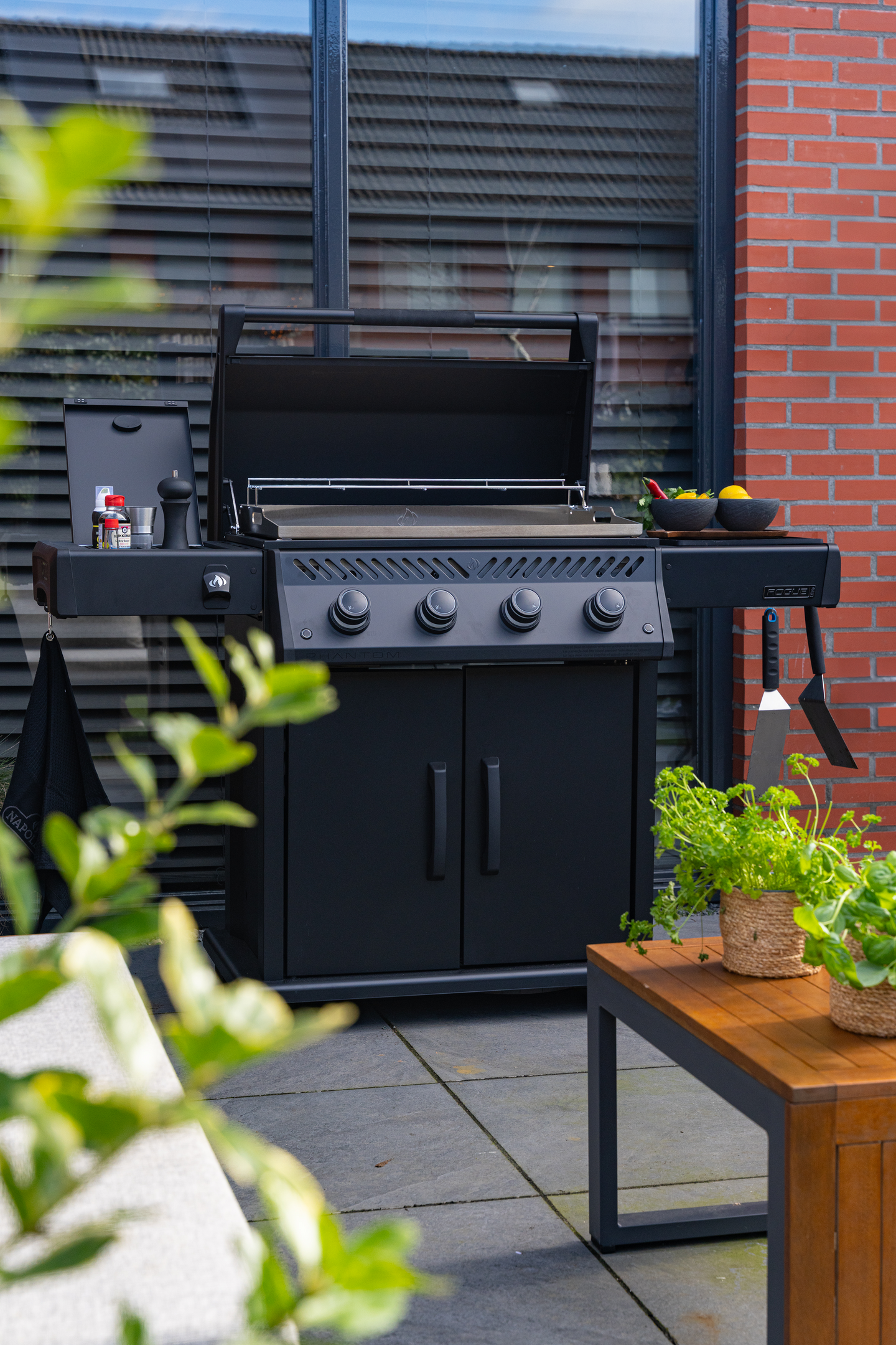 Kaasugrilli Napoleon Phantom Rogue 30 Plancha