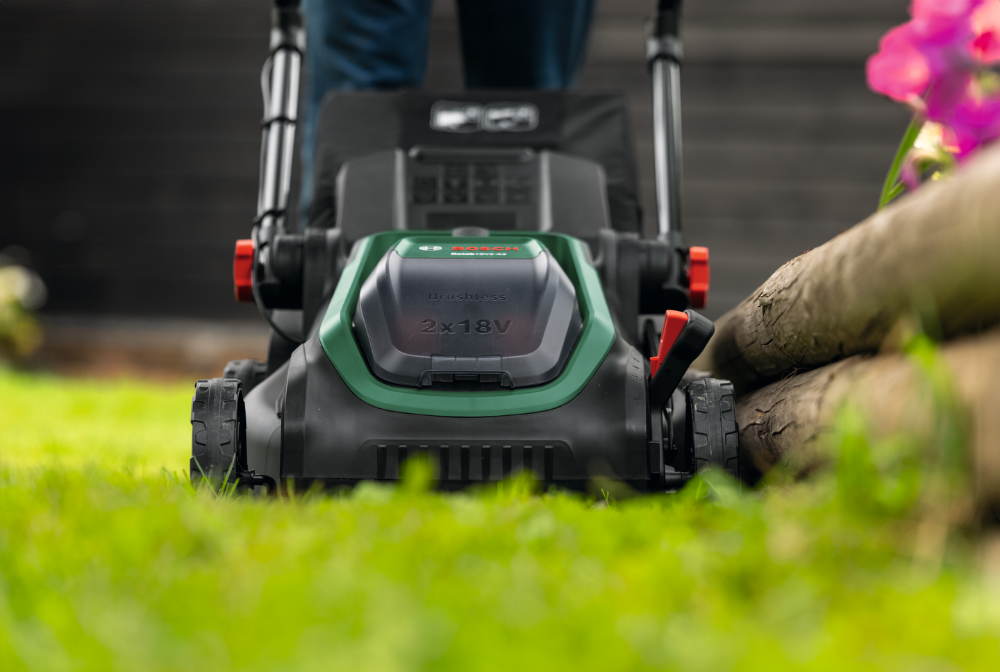 Akkuruohonleikkuri Bosch Rotak 18V2-43 2x4Ah