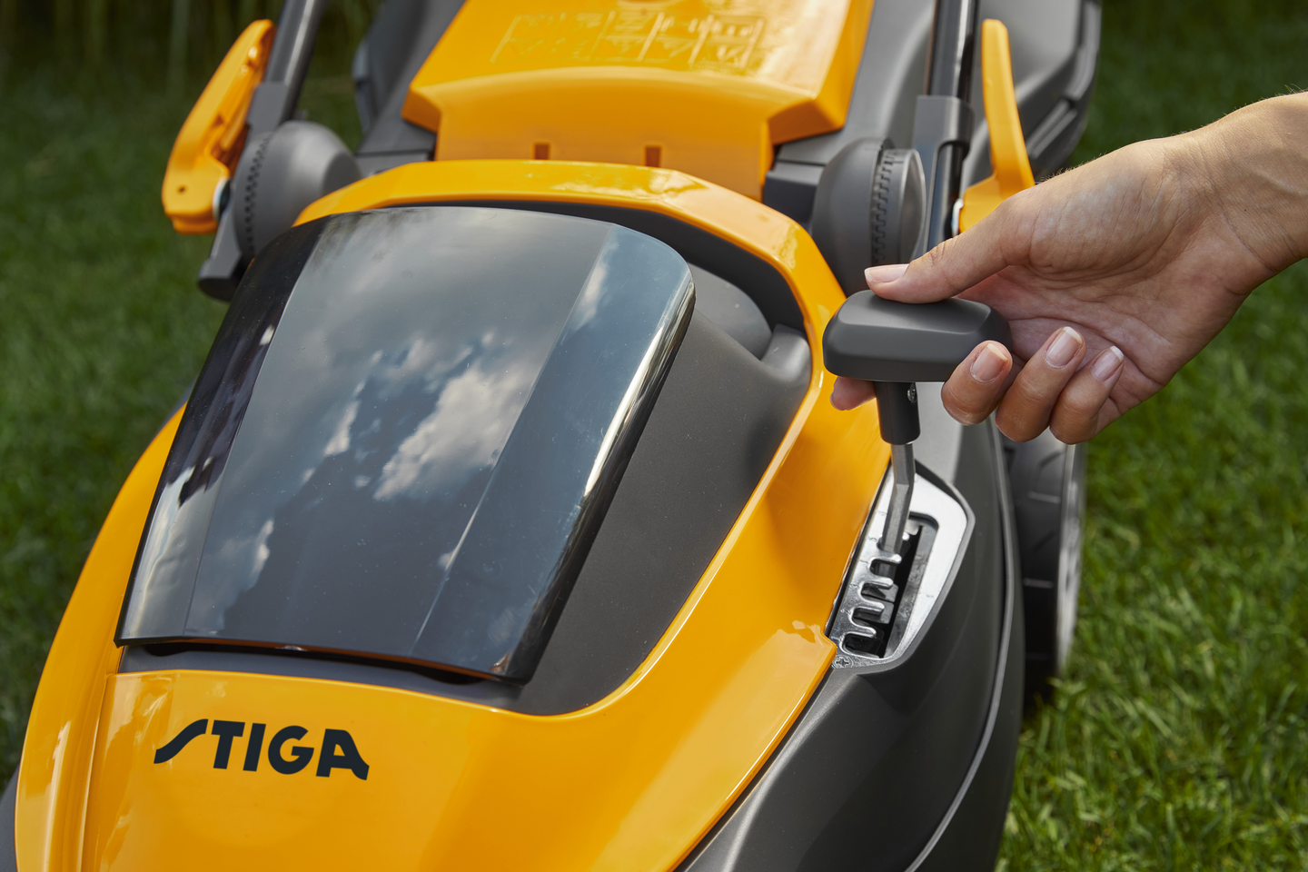 Akkuruohonleikkuri ja trimmeri Stiga Collector 136e Kit 20V 2x2Ah + GT 100e 20V