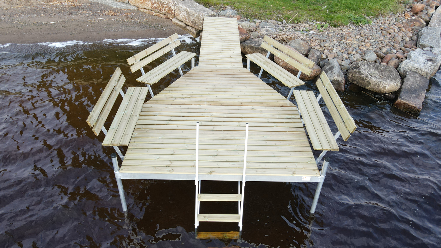 Vinolevike Komia laituriin penkeillä