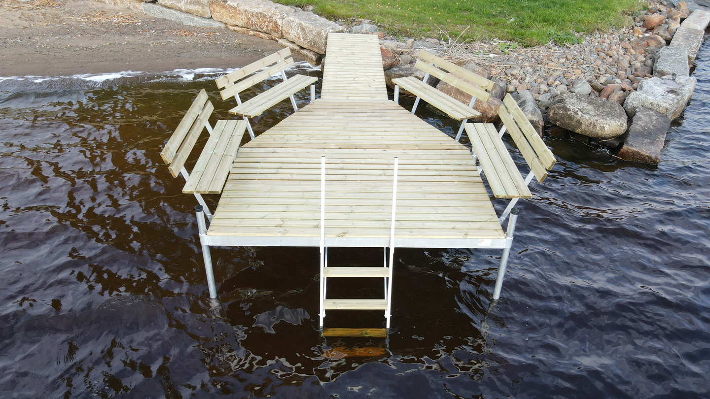 Vinolevike Komia laituriin penkeillä