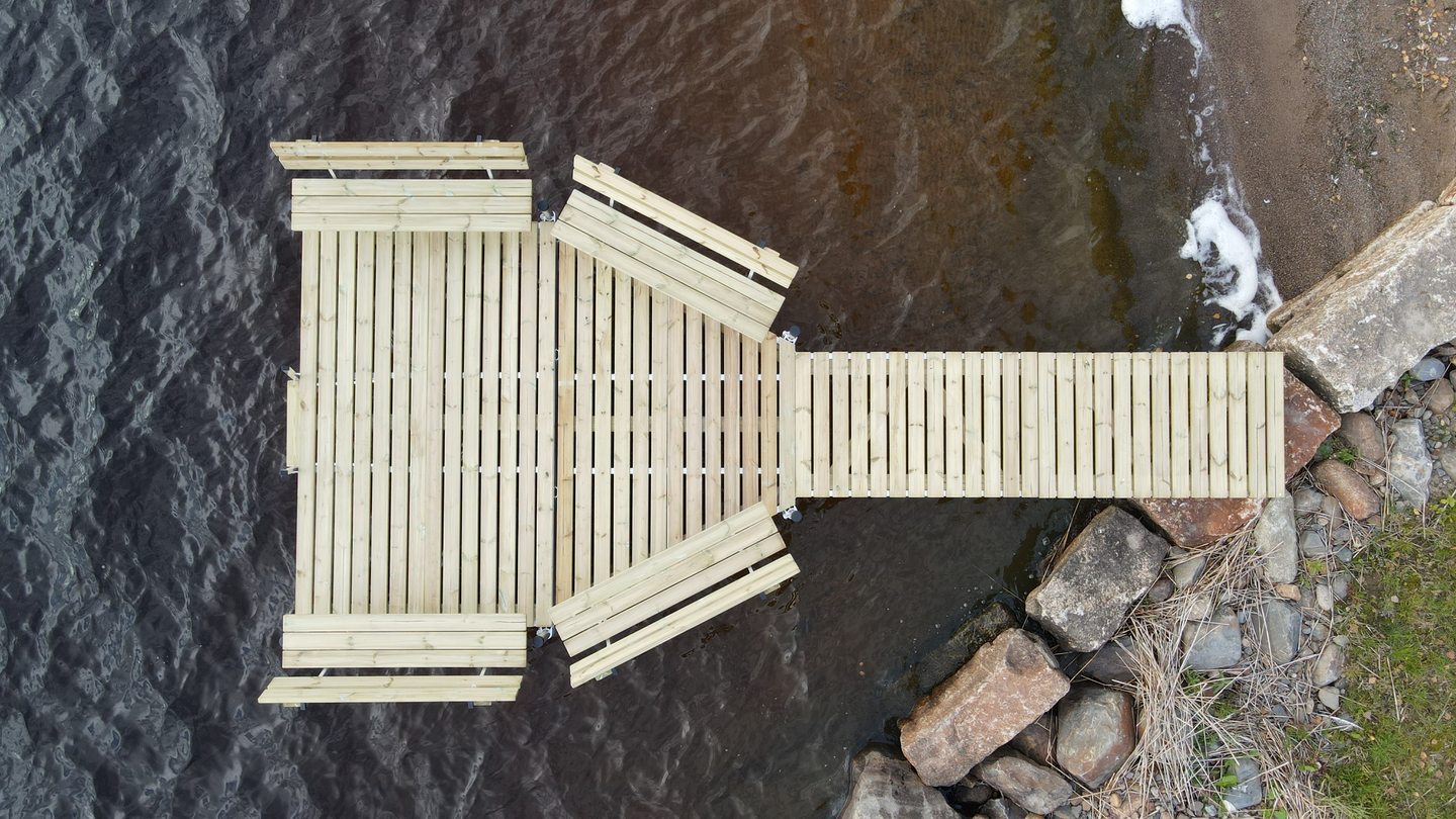 Vinolevike Komia laituriin penkeillä