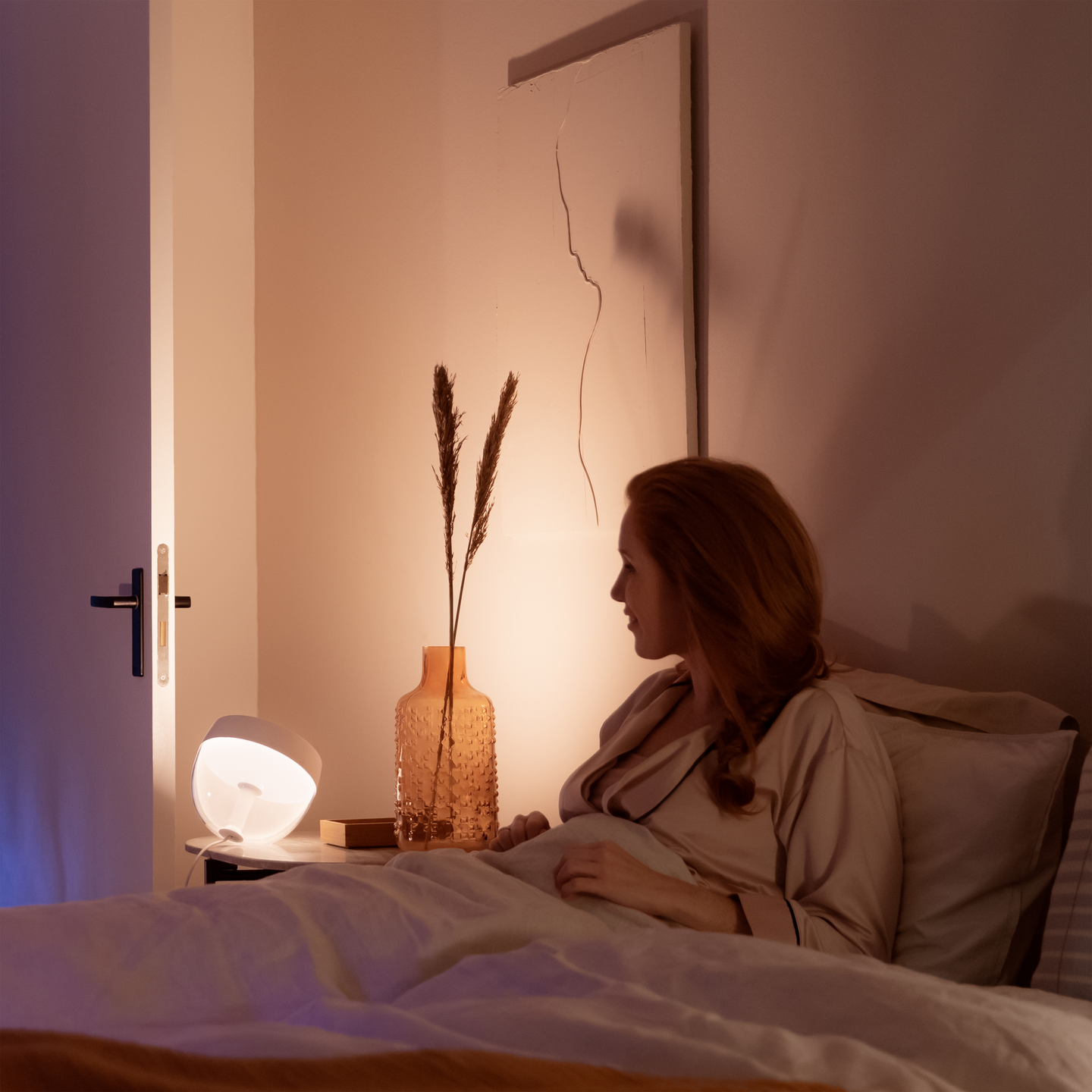 Pöytävalaisin Philips Hue Iris 570lm valkoinen