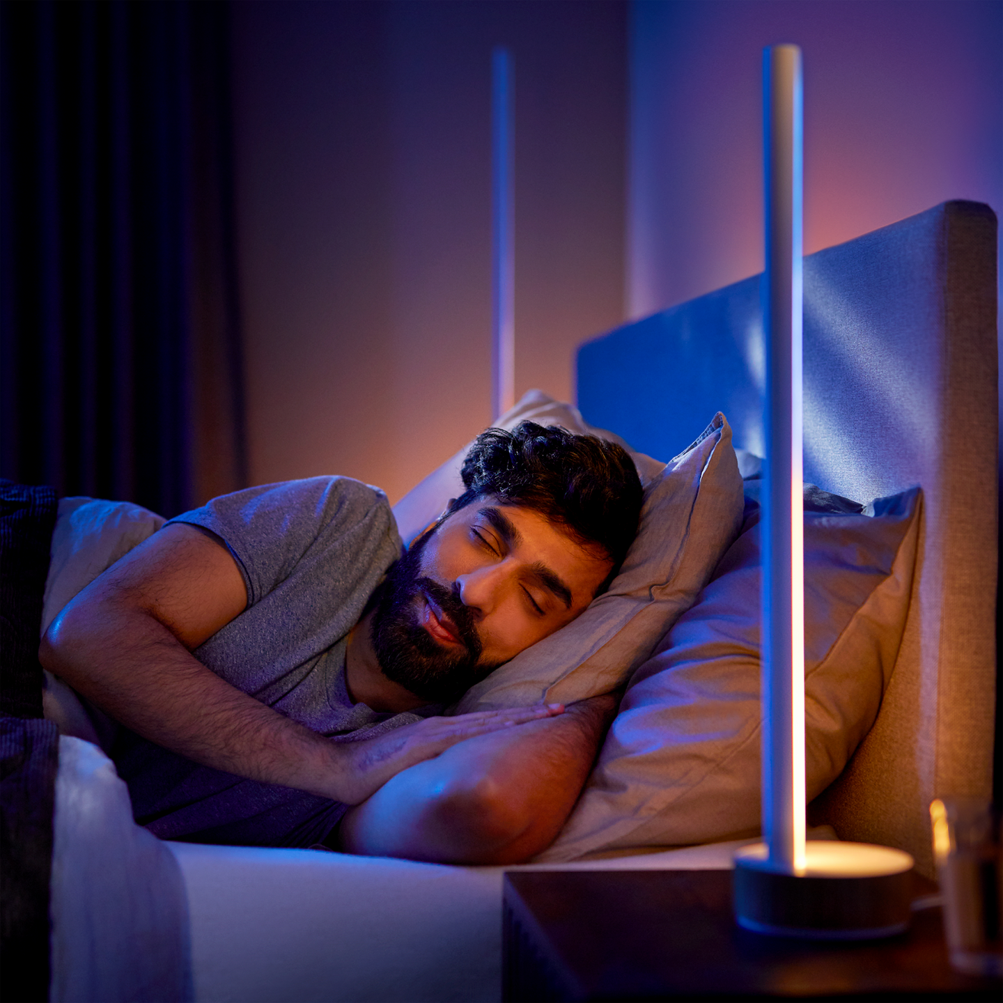 Pöytävalaisin Philips Hue Signe gradient