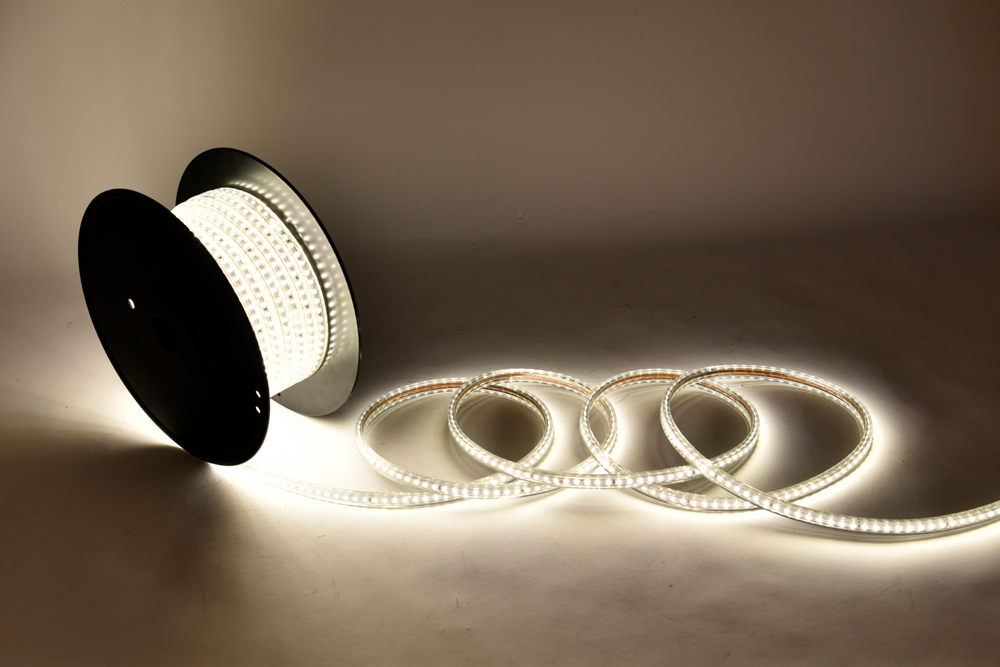 Led-valonauha Opal Basic 25m 230V 8W/m 4000K pistotulpalla IP65/44