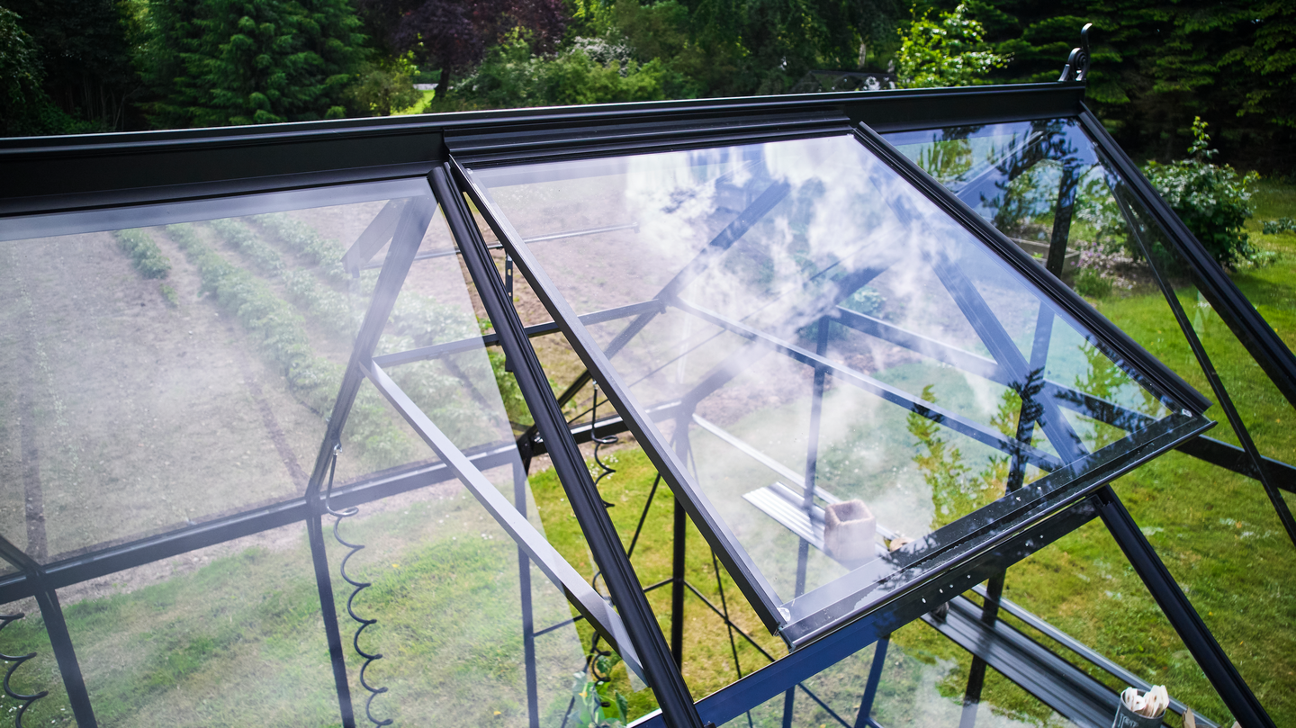 Kasvihuone Halls Icon 9,7 m2, musta alumiinirunko 3 mm karkaistuilla laseilla