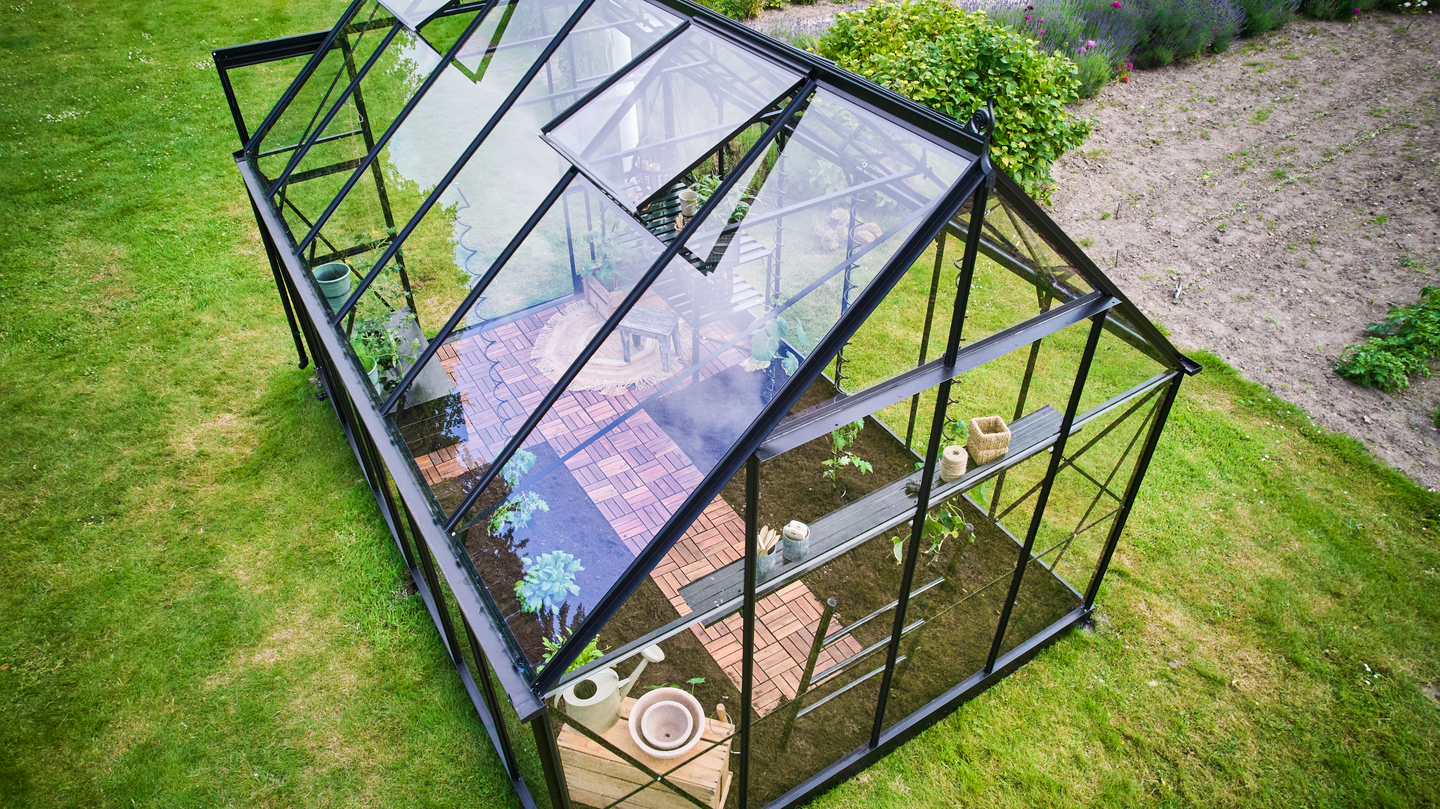 Kasvihuone Halls Icon 9,7 m2, musta alumiinirunko 3 mm karkaistuilla laseilla