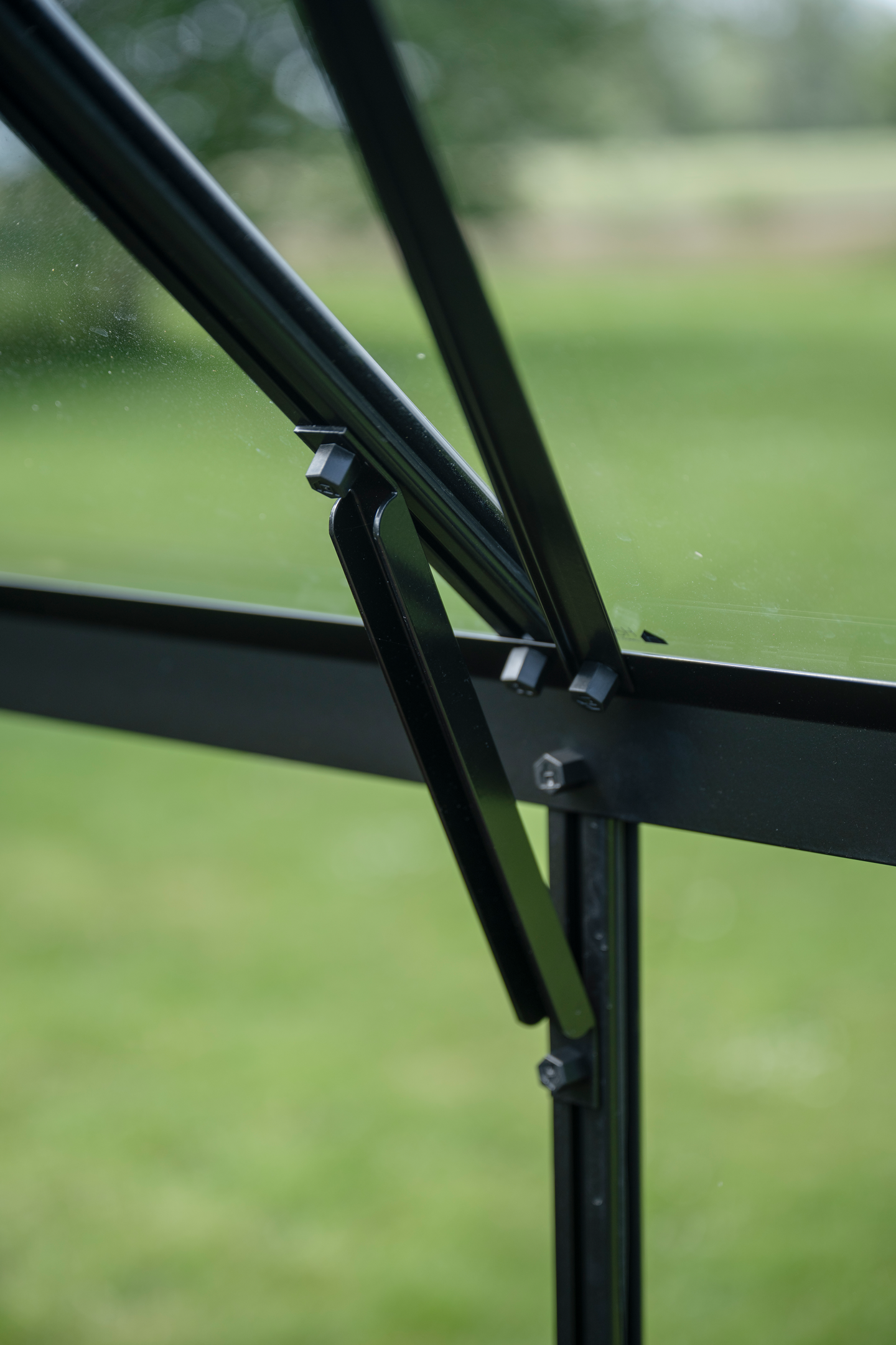 Kasvihuone Halls Icon 9,7 m2, musta alumiinirunko 3 mm karkaistuilla laseilla