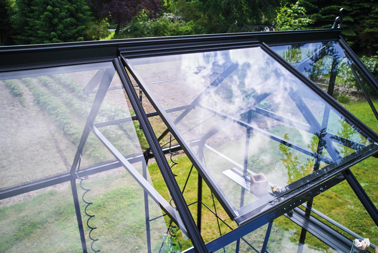 Kasvihuone Halls Icon 8,1 m2, musta alumiinirunko 3 mm karkaistuilla laseilla