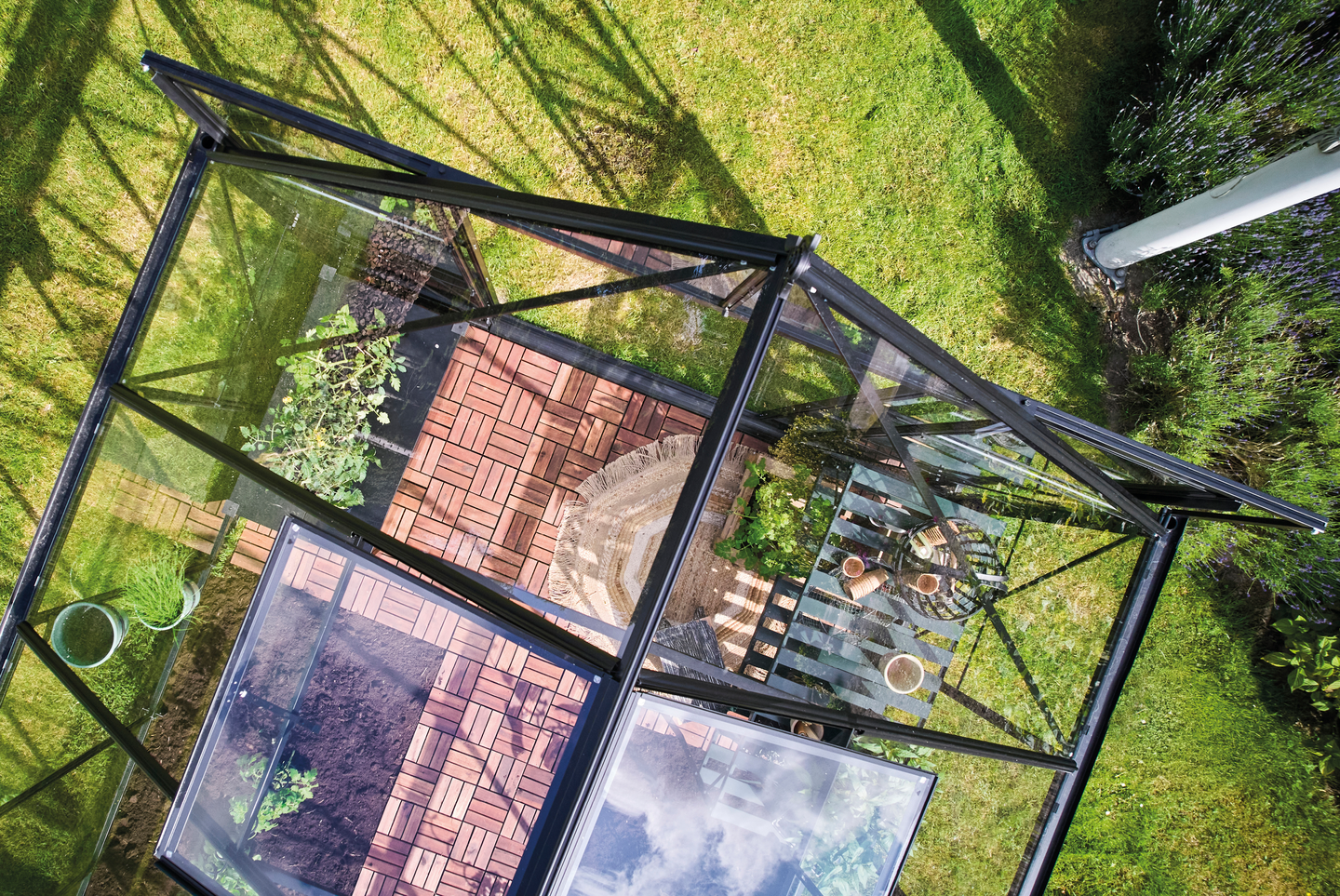 Kasvihuone Halls Icon 8,1 m2, musta alumiinirunko 3 mm karkaistuilla laseilla