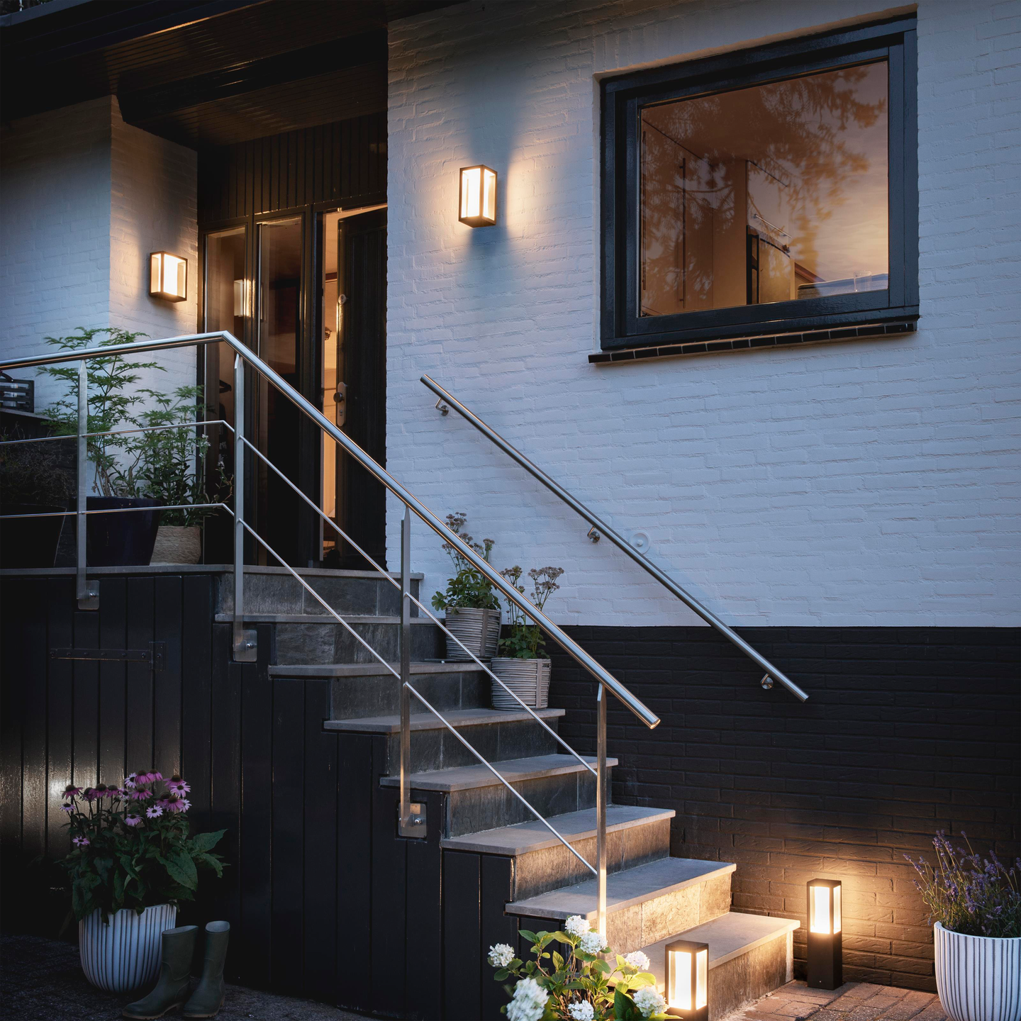 Ulkoseinävalaisin Philips Hue Impress suuri musta