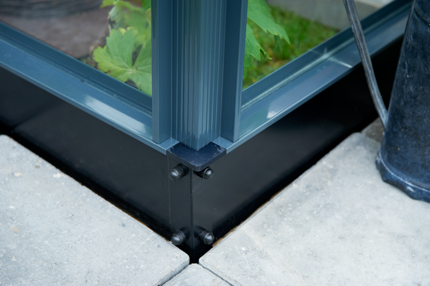 Sokkeli Juliana. Kynnyksetön musta teräs-sokkeli Compact 6,6 kasvihuoneeseen