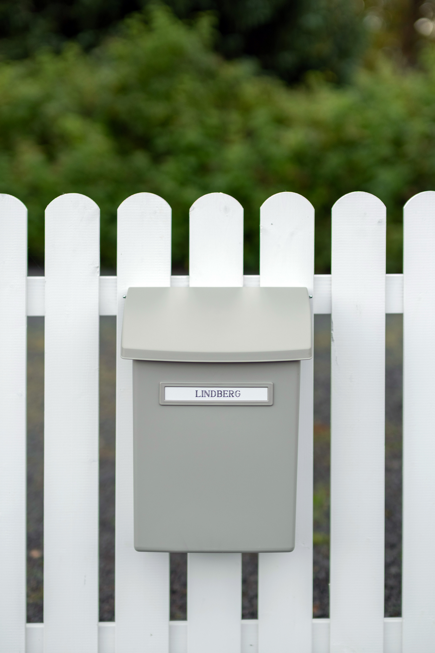 Postilaatikko Orthex välikannella hiekanharmaa