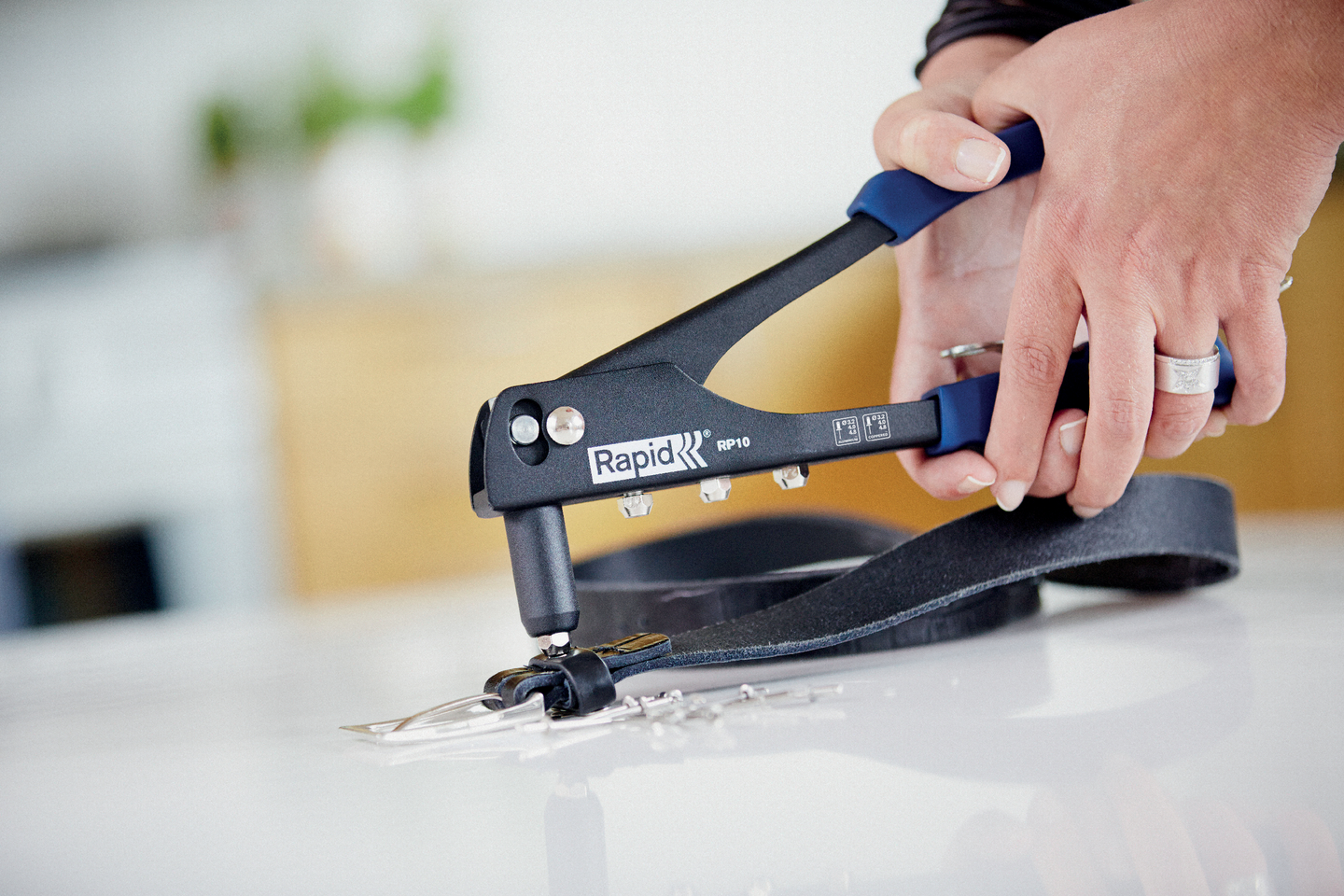 Vetoniittipihti Rapid RP10 + 100 niittiä