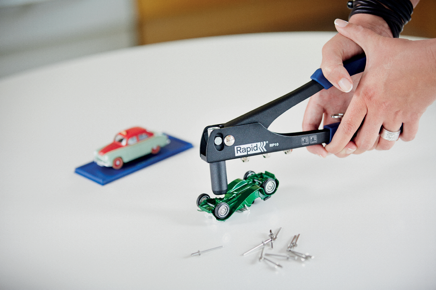 Vetoniittipihti Rapid RP10 + 100 niittiä