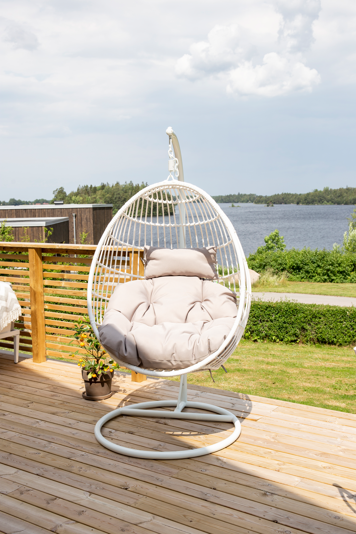 RUND CELLO HÄNGSTOL VILO, VIT/GRÅA