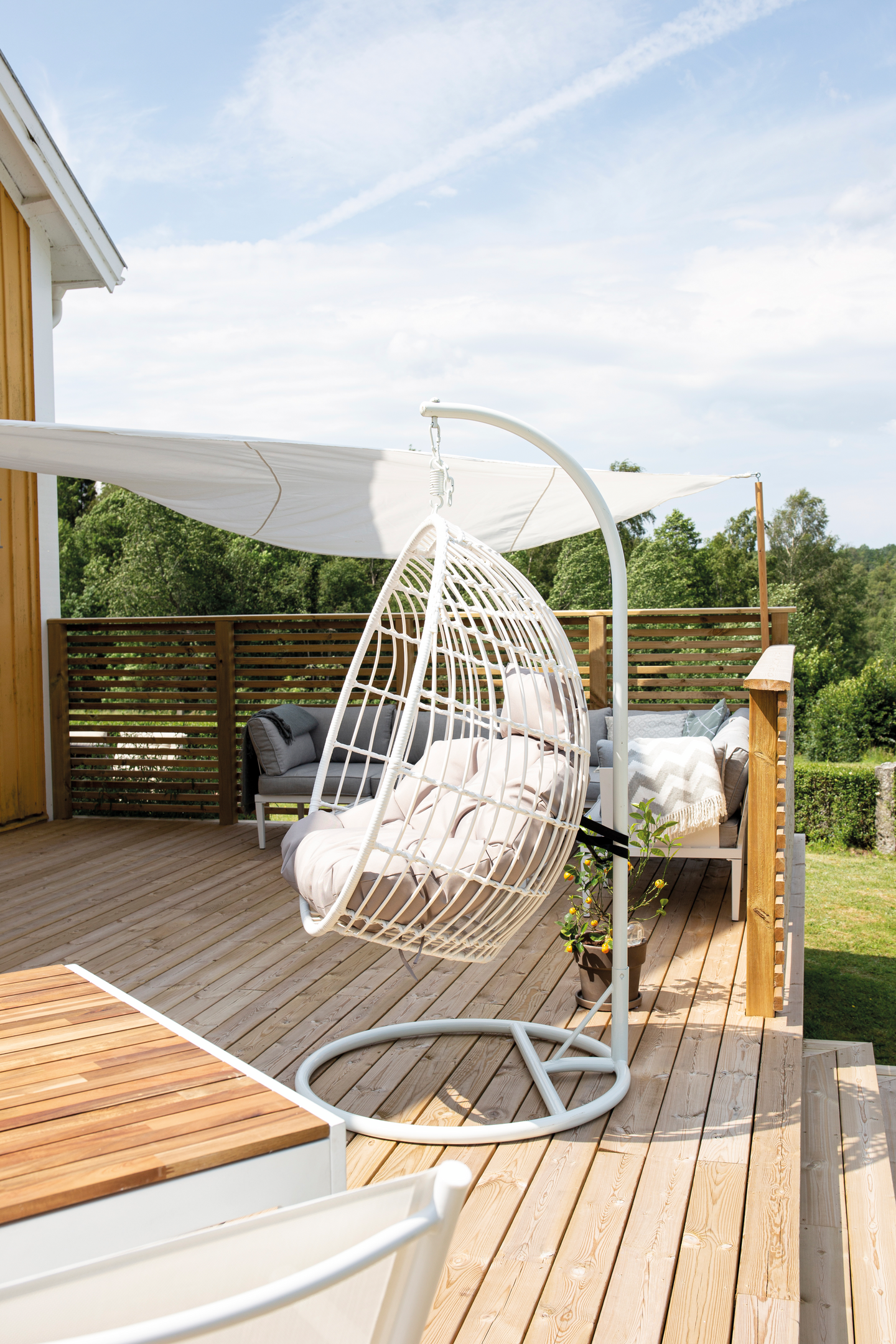 RUND CELLO HÄNGSTOL VILO, VIT/GRÅA