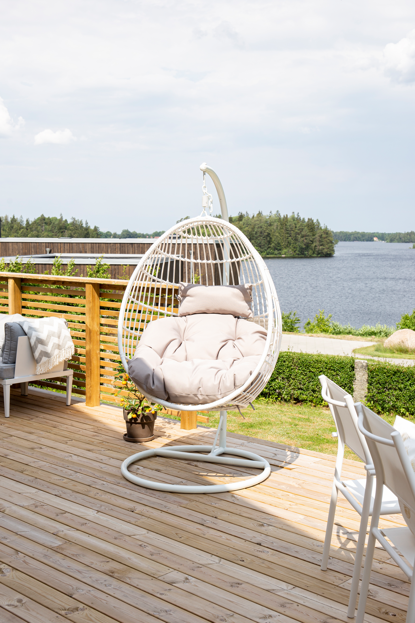 RUND CELLO HÄNGSTOL VILO, VIT/GRÅA