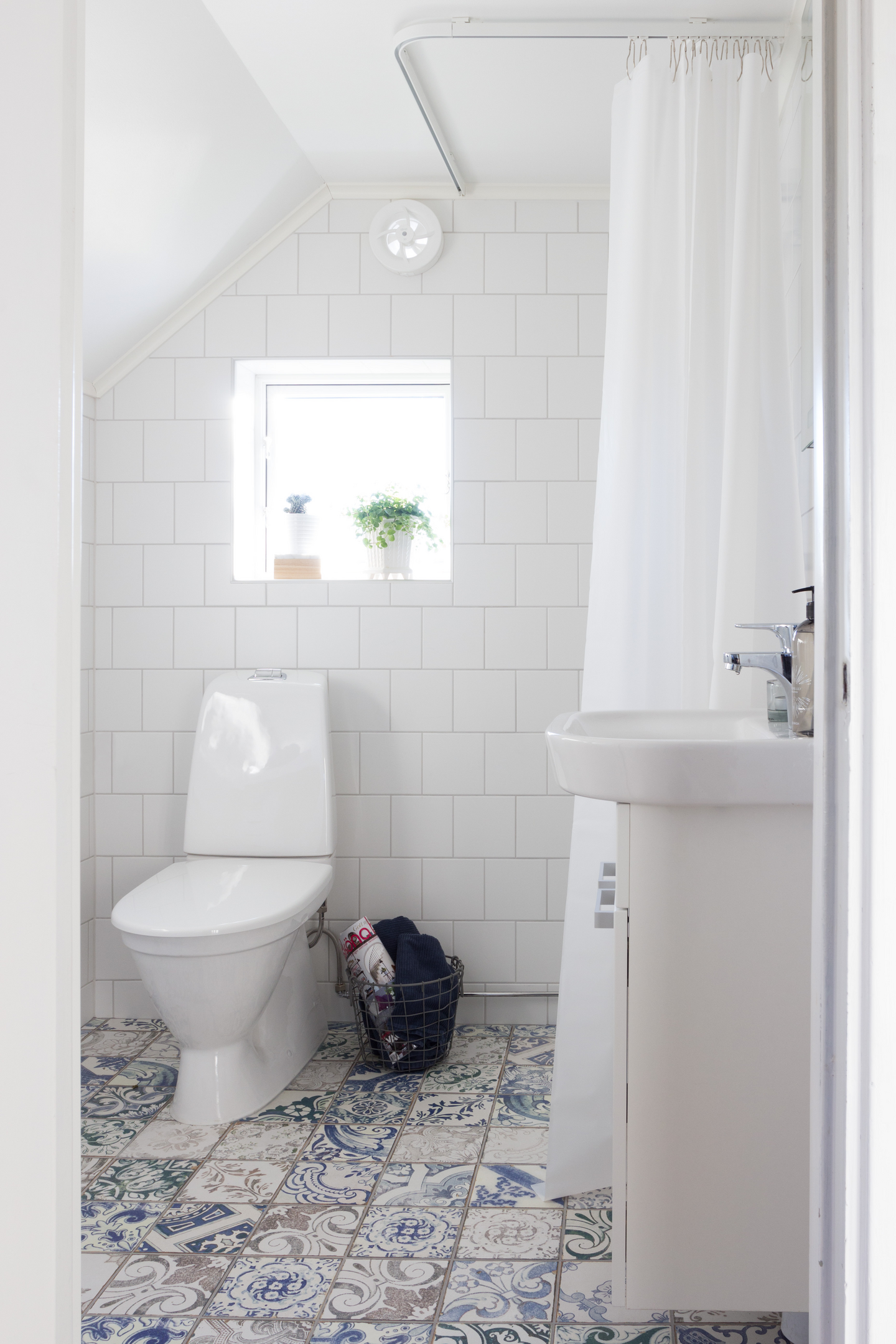 KAKEL CELLO COLOUR BASIC VIT M 15X15, 44ST/M² 66KRT HALV 1,5M²/FRP