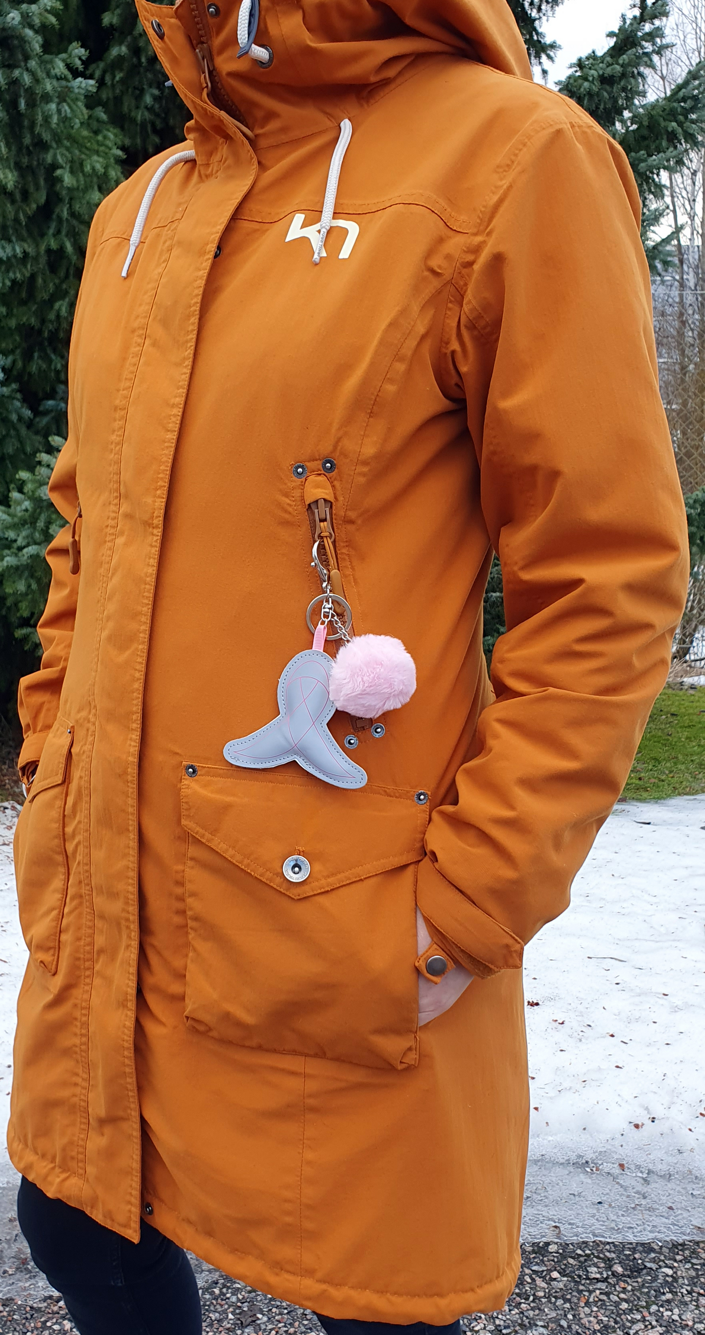 Laukkukoriste heijastava Roosa nauha pompomilla