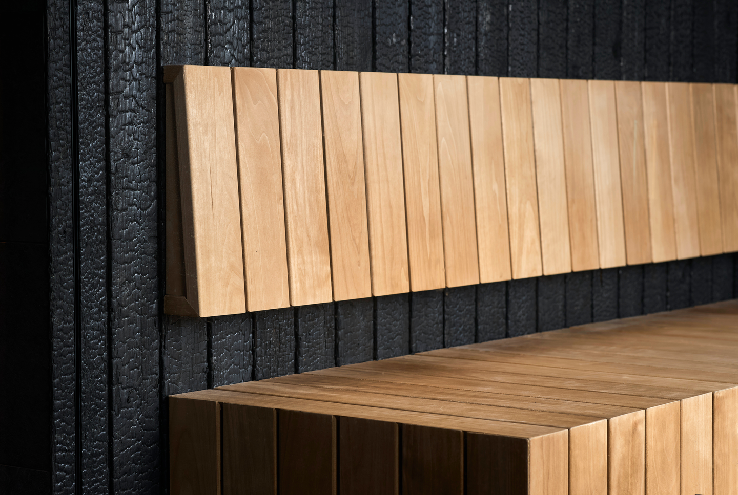 Paneeli Hiil hiilletty 28x195 STS Kiertopuu® mänty Hiili