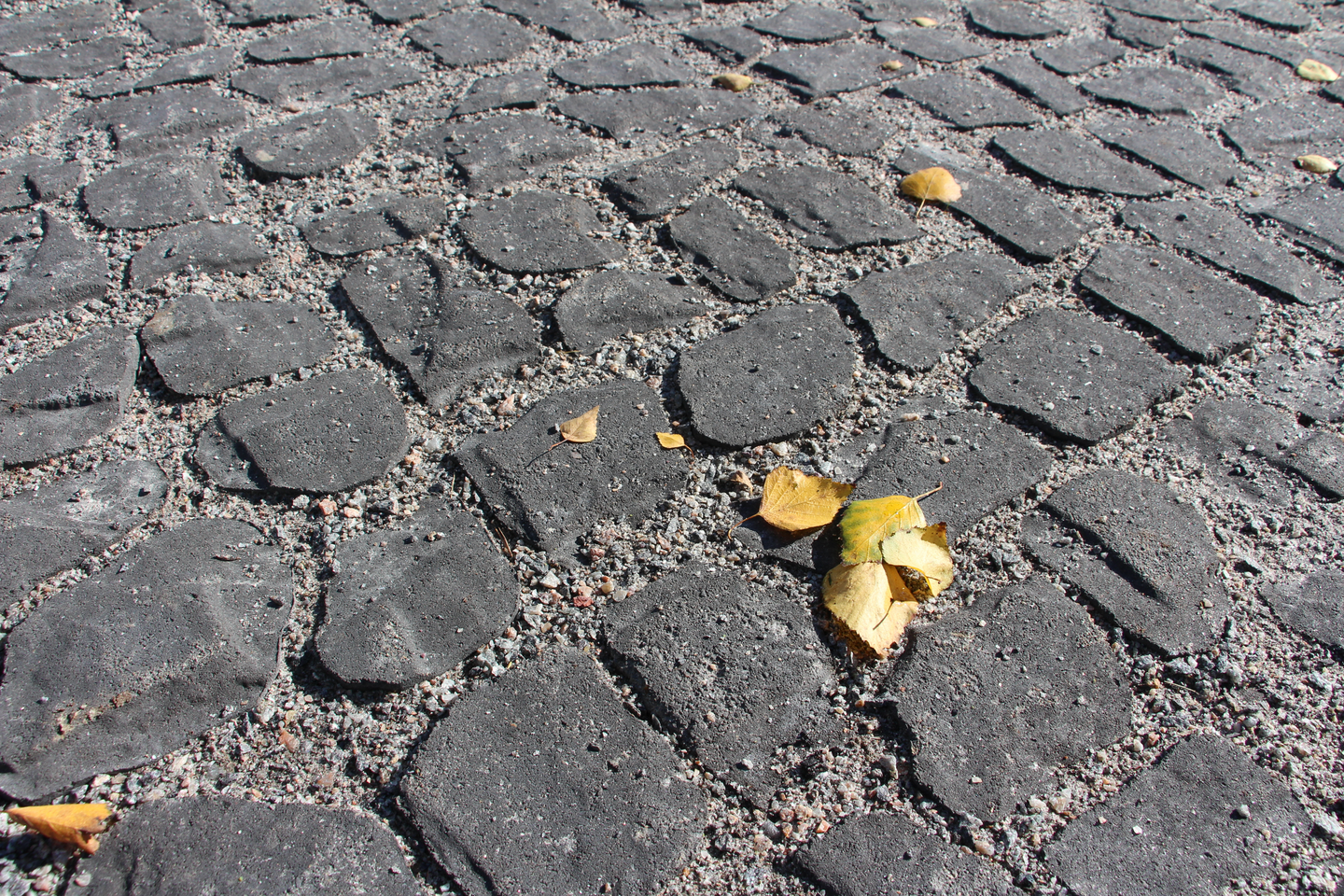 Louhikivi Rudus profiloitu musta 400x400/200x80mm 8,3kpl/m²