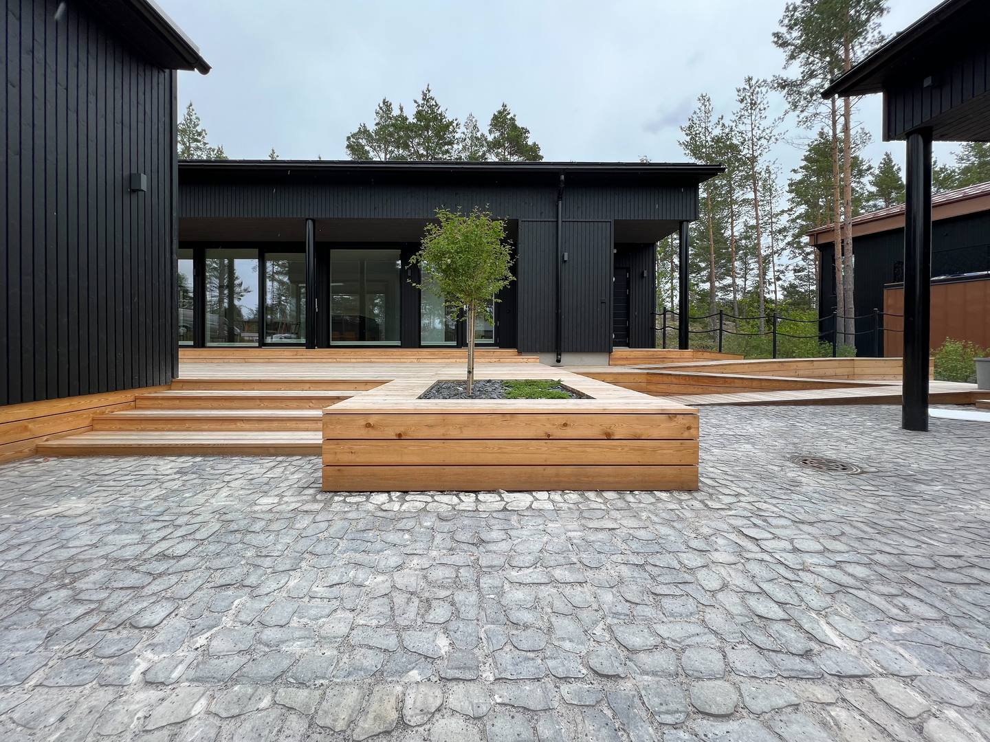 Louhikivi Rudus profiloitu musta 400x400/200x80mm 8,3kpl/m²