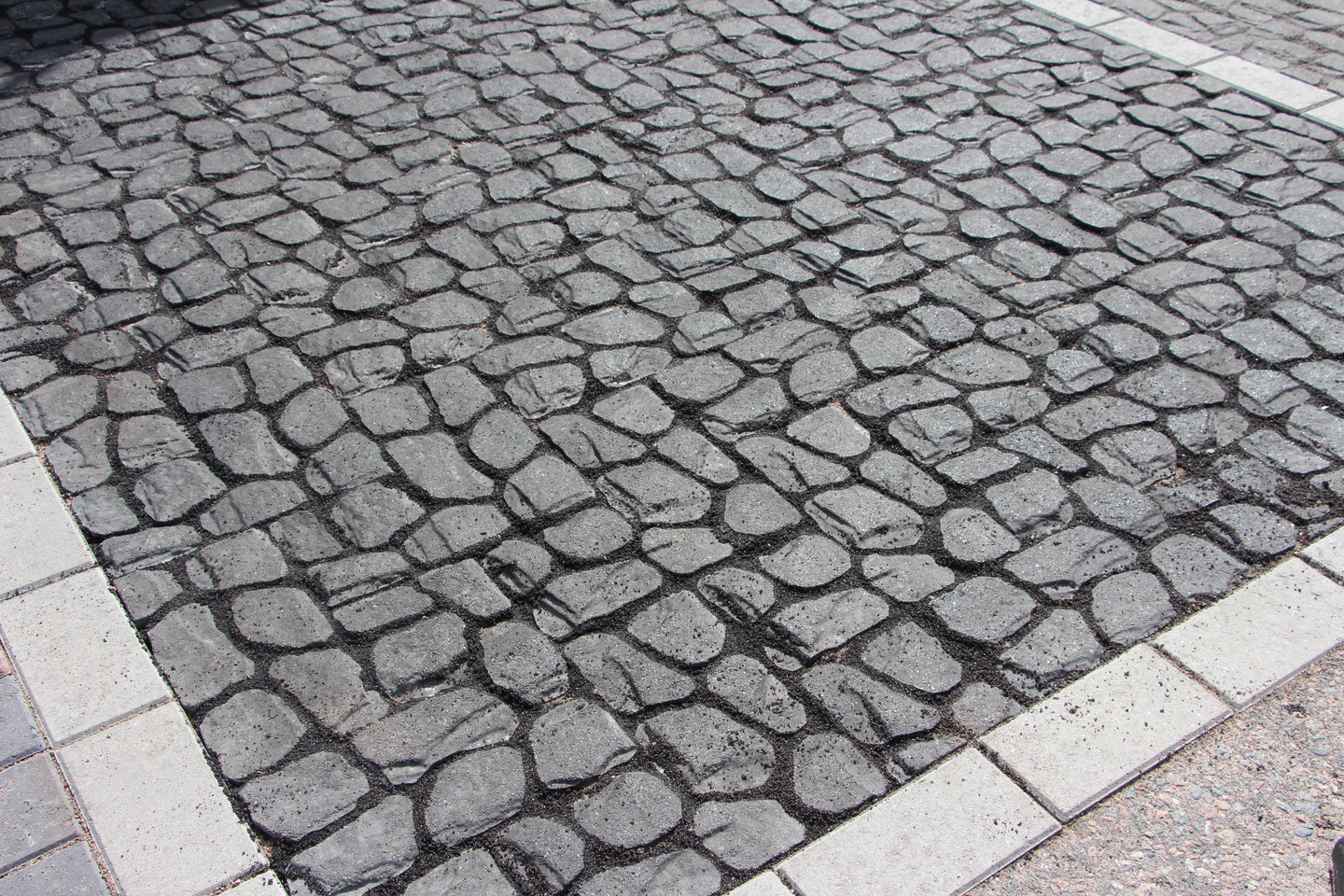 Louhikivi Rudus profiloitu musta 400x400/200x80mm 8,3kpl/m²