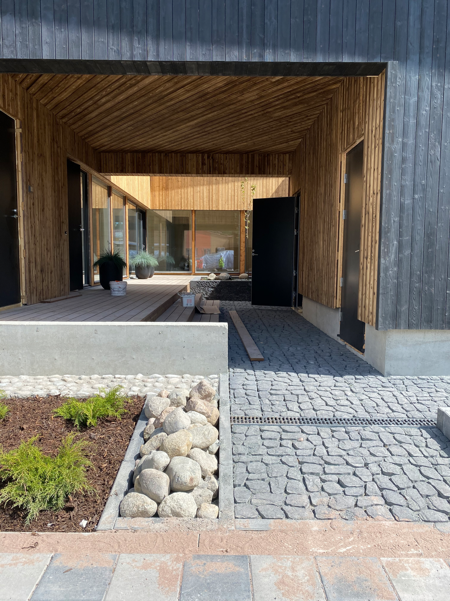 Louhikivi Rudus profiloitu musta 400x400/200x80mm 8,3kpl/m²