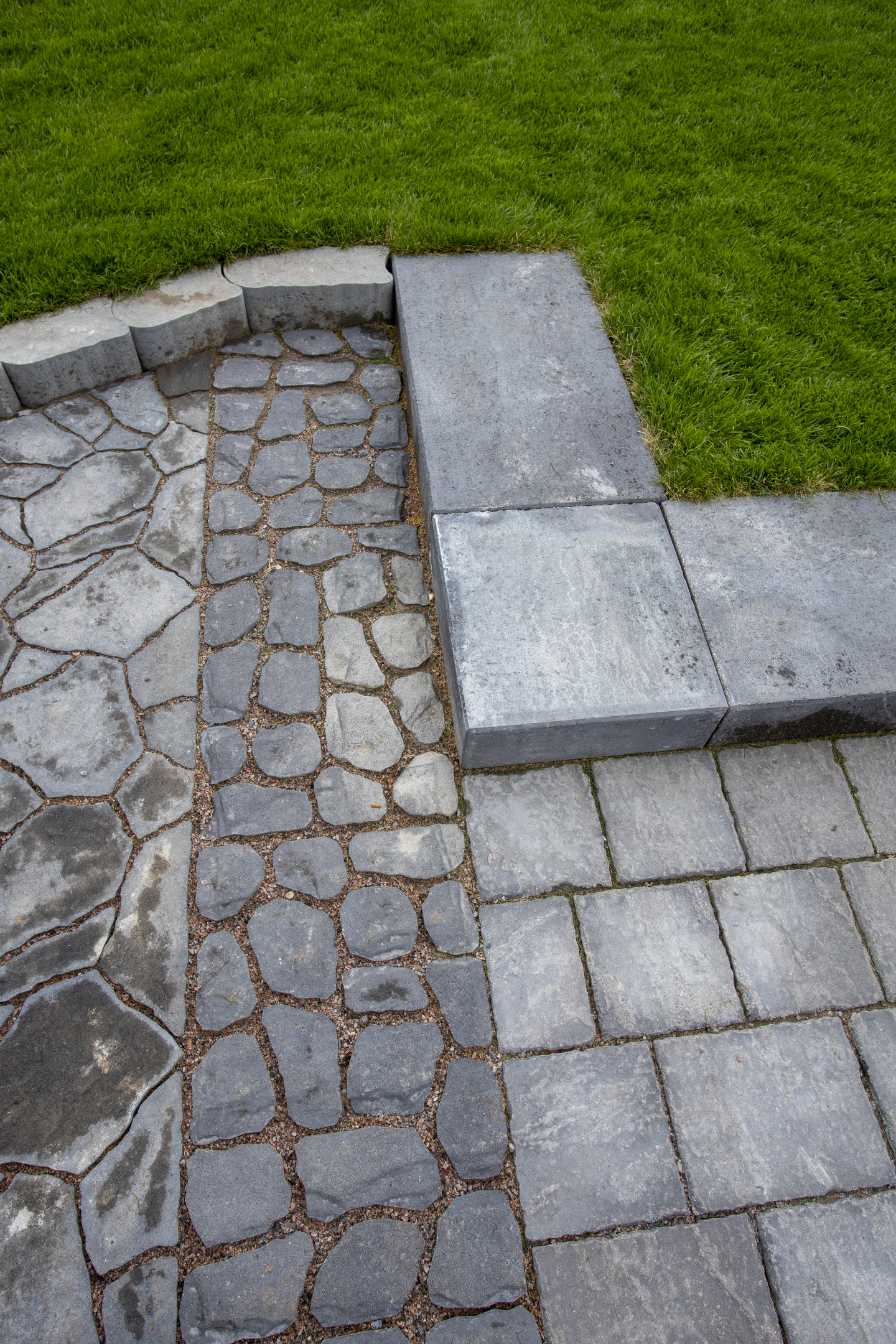 Louhikivi Rudus profiloitu musta 400x400/200x80mm 8,3kpl/m²