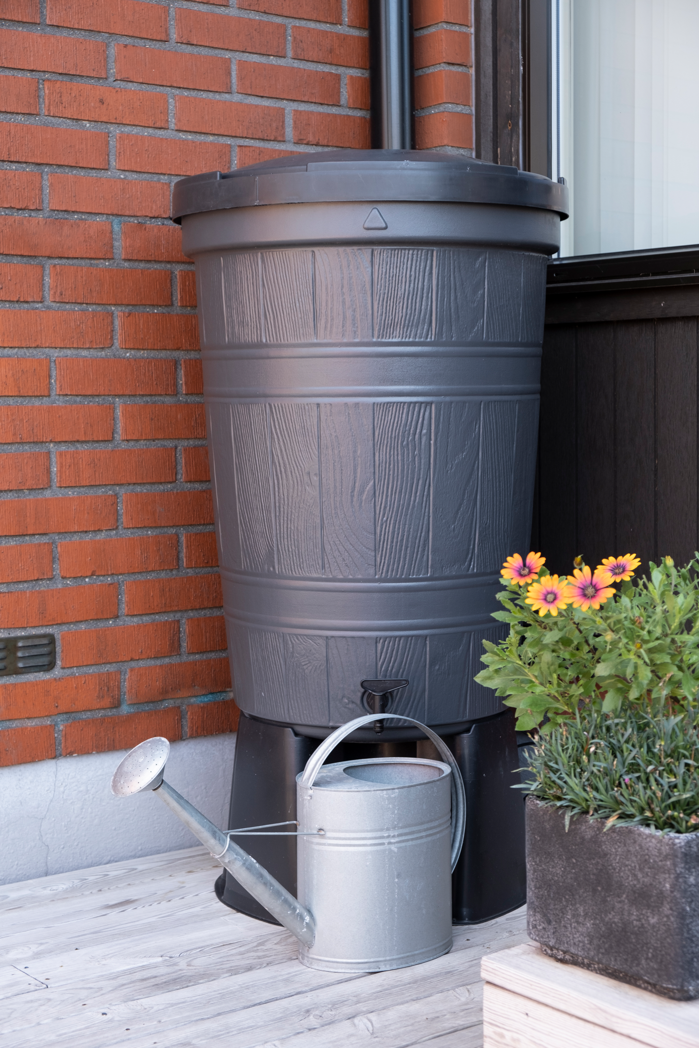 Vesitynnyri 200l Greenline harmaa hanalla ja kannella