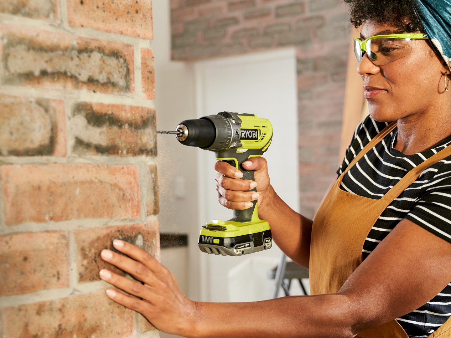 Akkuiskuporakone Ryobi 18V ONE+ 2,0Ah + 4,0Ah + 127-osainen tarvikesarja