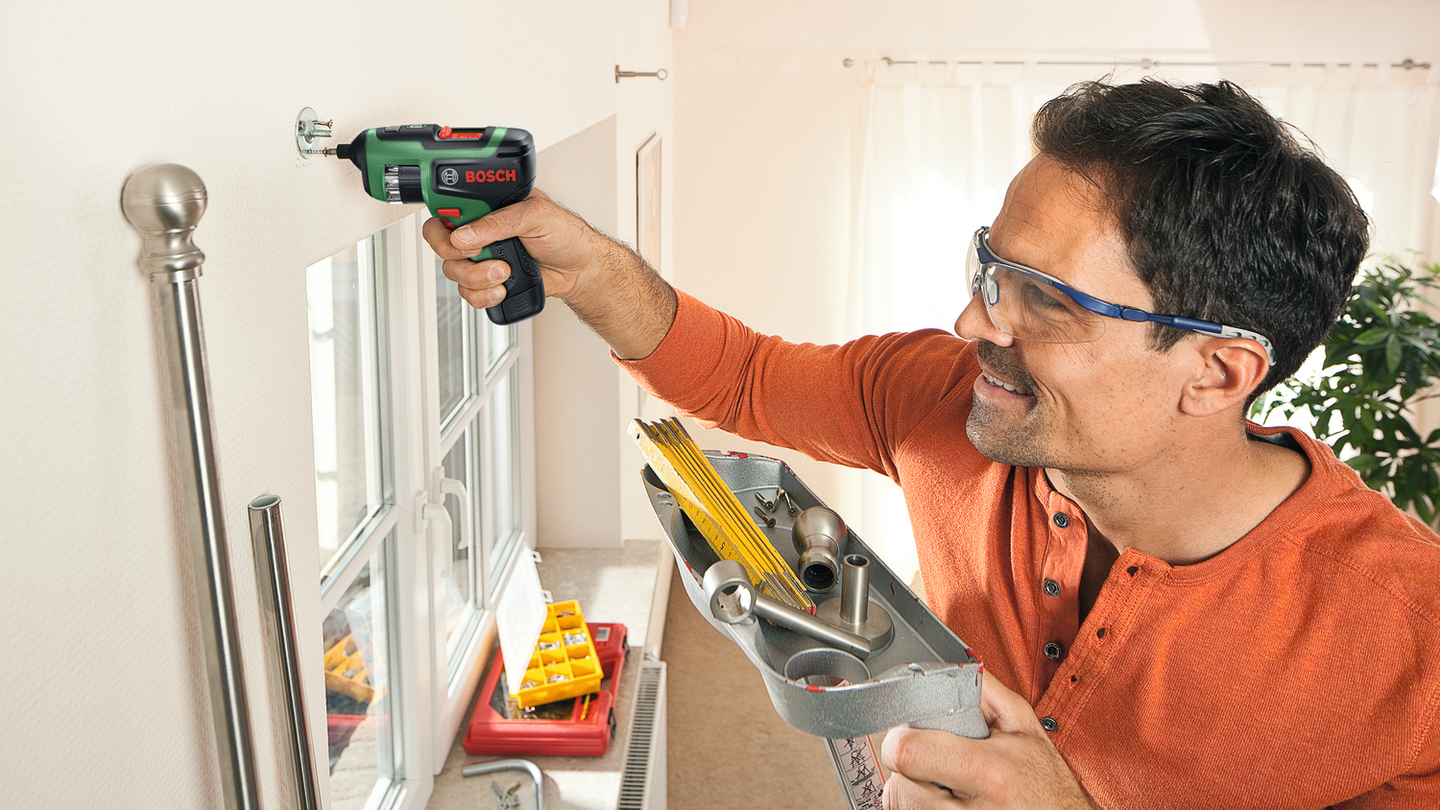 Akkuruuvinväännin Bosch PSR SELECT 4V 1x2,0Ah + 12kpl ruuvauskärkiä