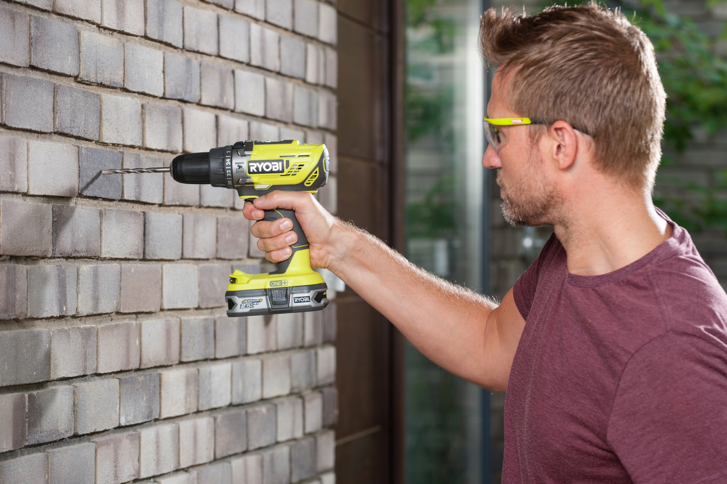 Akkuiskuporakone Ryobi 18V ONE+ 2,0Ah + 4,0Ah + 127-osainen tarvikesarja